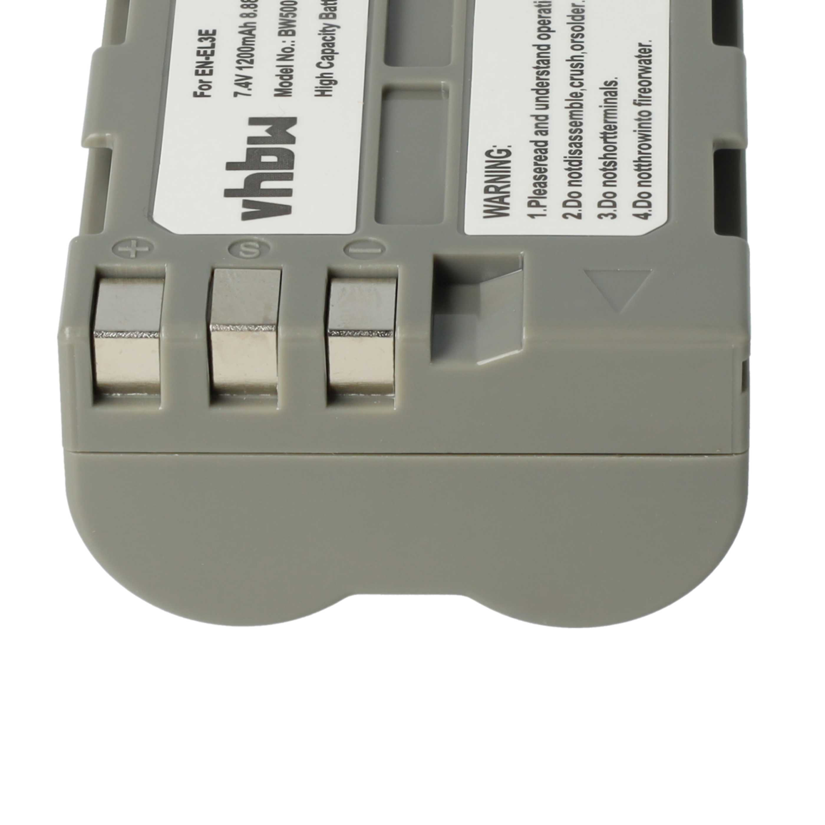 Grauer Akku mit drei metallischen Kontaktpunkten. Text enthält Warnungen und Spezifikationen wie 7,4V 1200mAh.