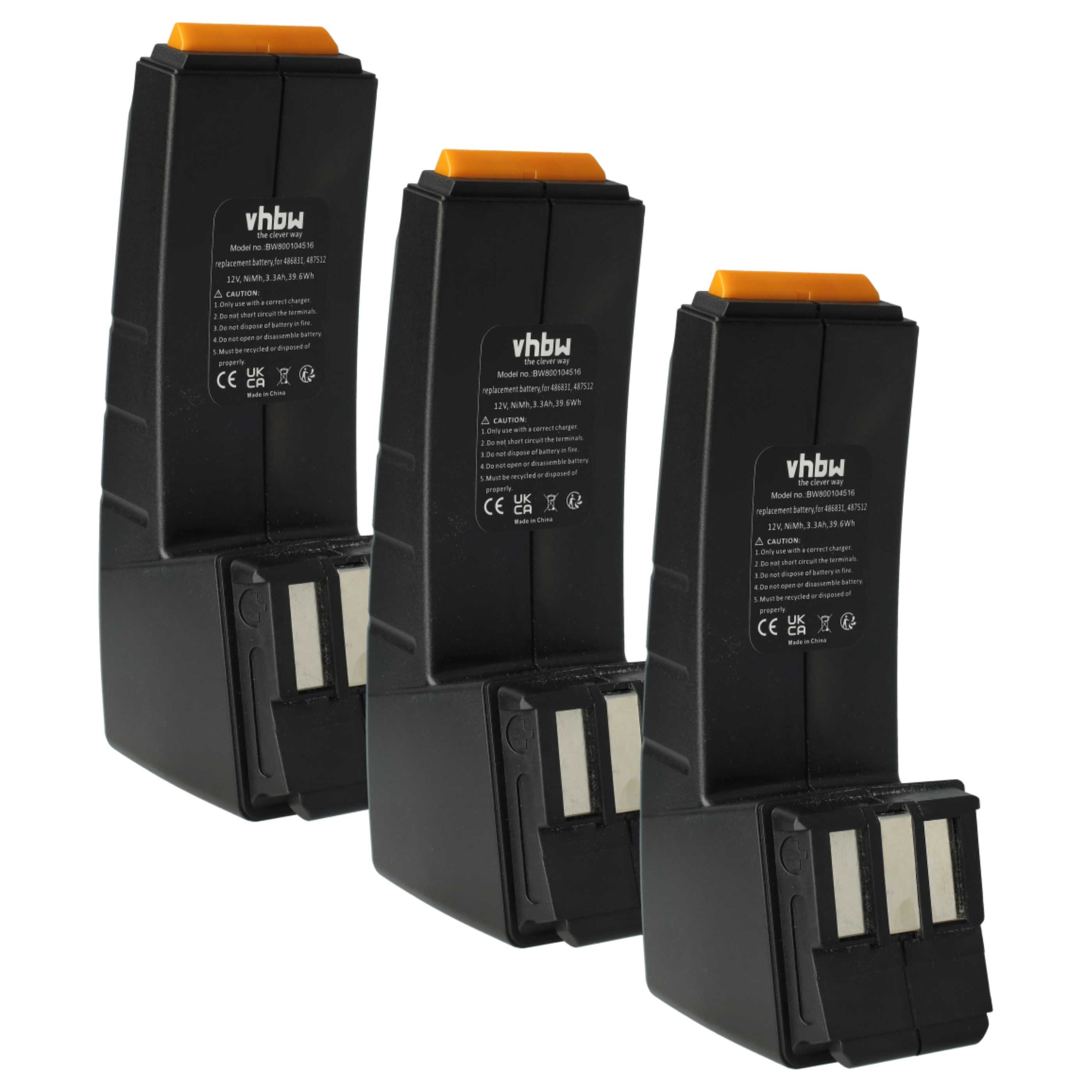 Drei schwarze Batterien mit orangen Oberteilen sind angeordnet. Jede hat ein Etikett mit Sicherheitsinformationen.