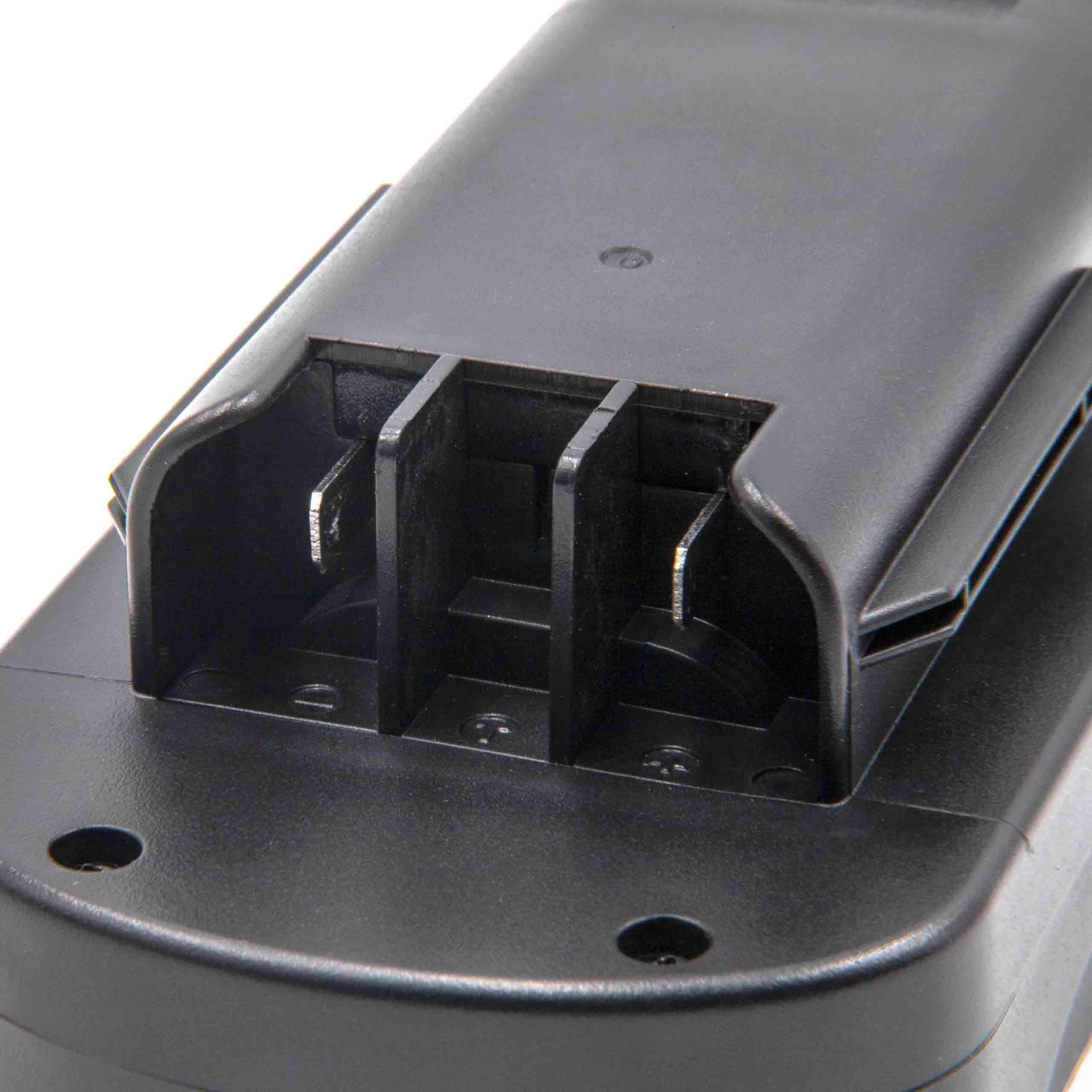 Nahaufnahme eines schwarzen Batterieladegeräts. Es hat drei Schlitze und zwei Schraubenlöcher. Der Hintergrund ist weiß.