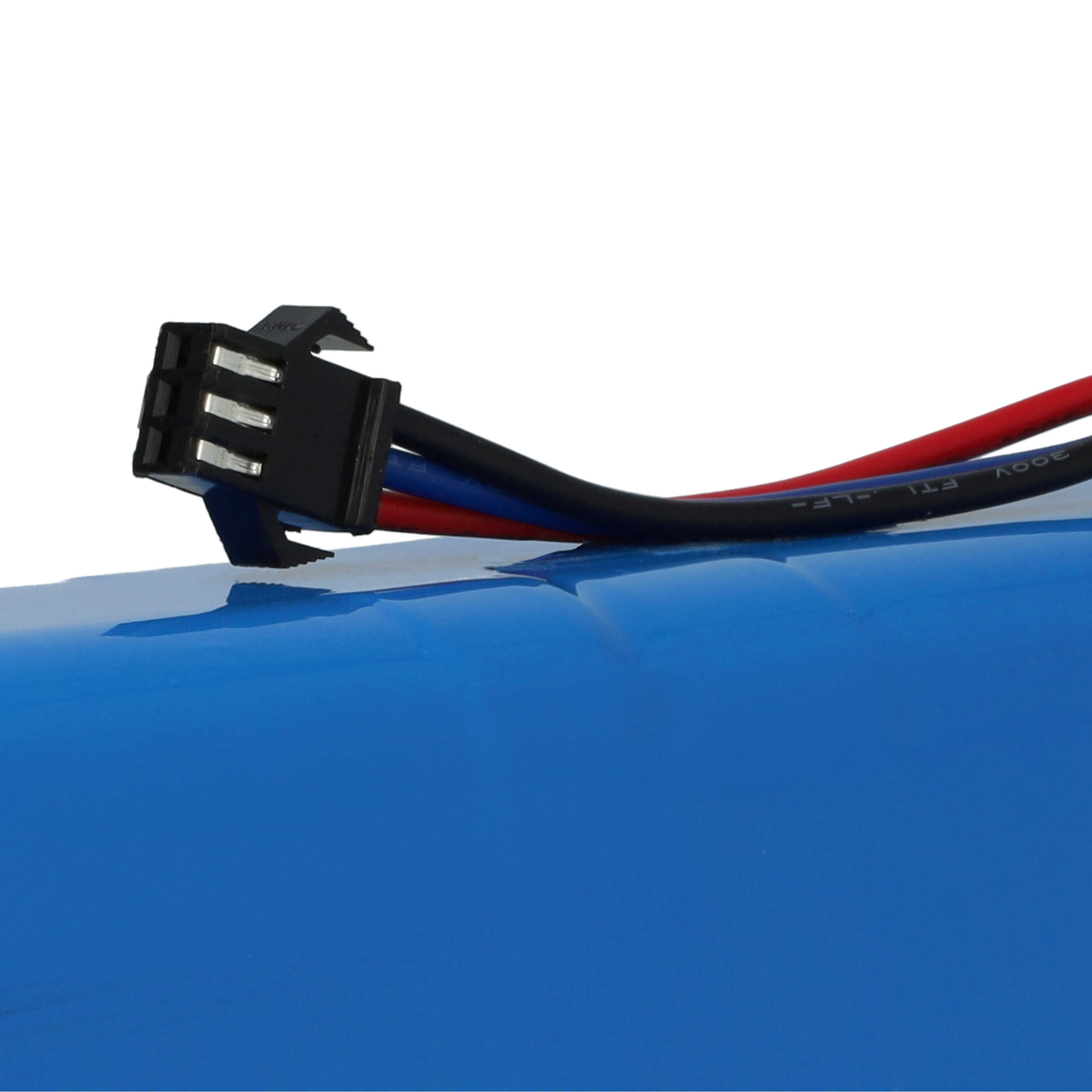 Schwarzer Stecker mit drei Metallstiften und Drähten in Schwarz, Blau und Rot sind über einer blauen Oberfläche sichtbar.