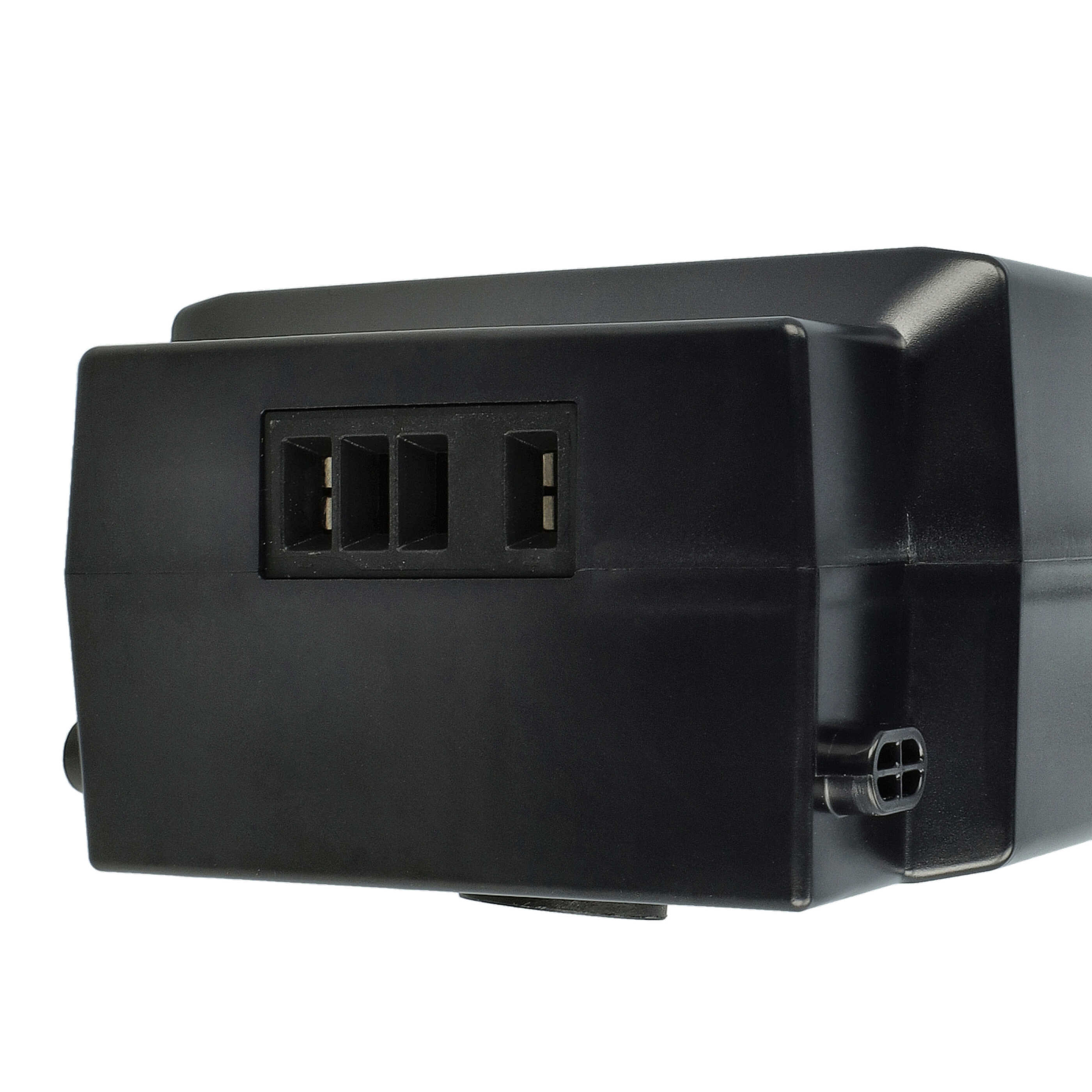 Schwarze elektrische Komponente mit drei Schlitzen und einem Vierfach-Steckverbinder. Auf weißem Hintergrund.