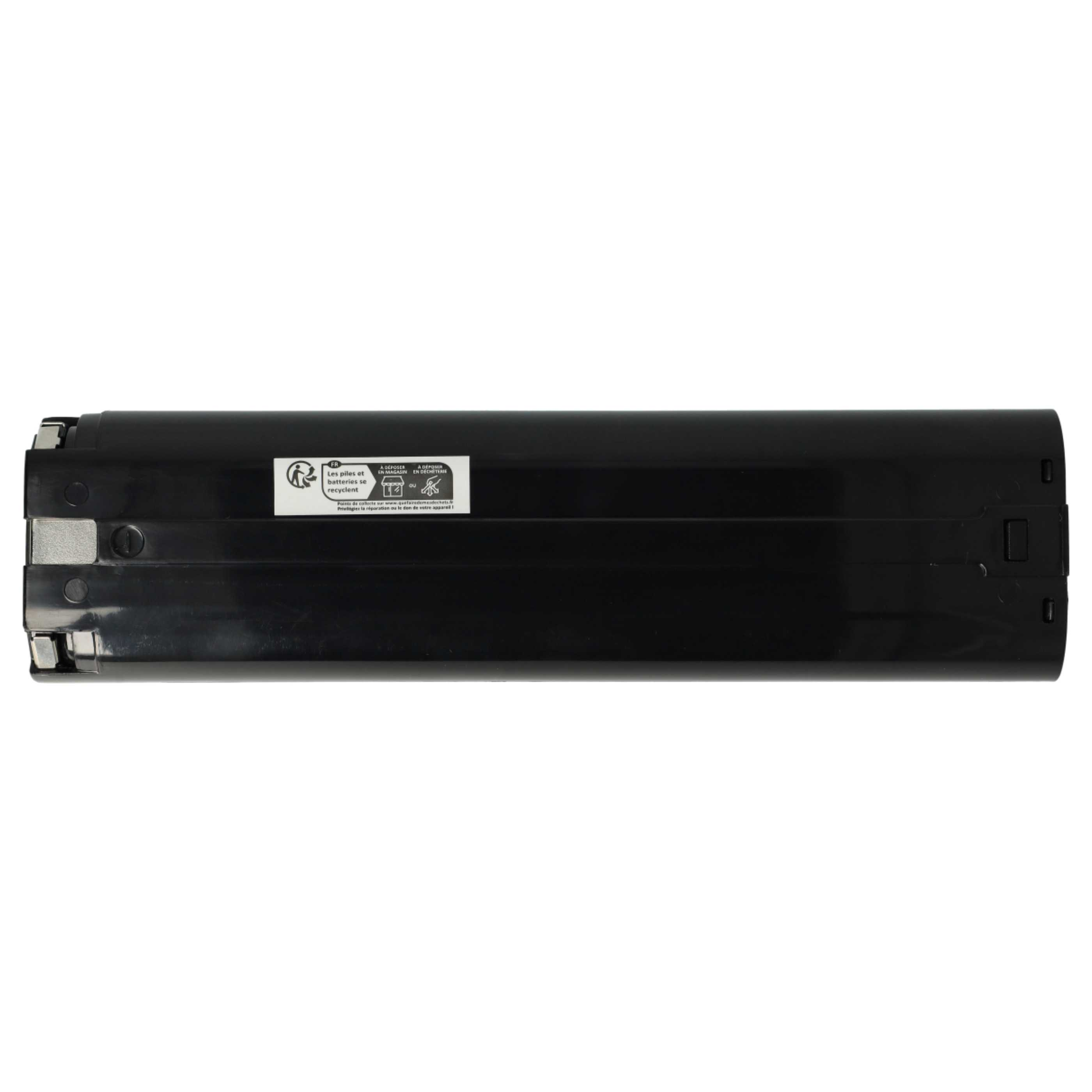 Eine schwarze zylindrische Batterie mit Recycling-Symbolen und Text auf weißem Hintergrund.