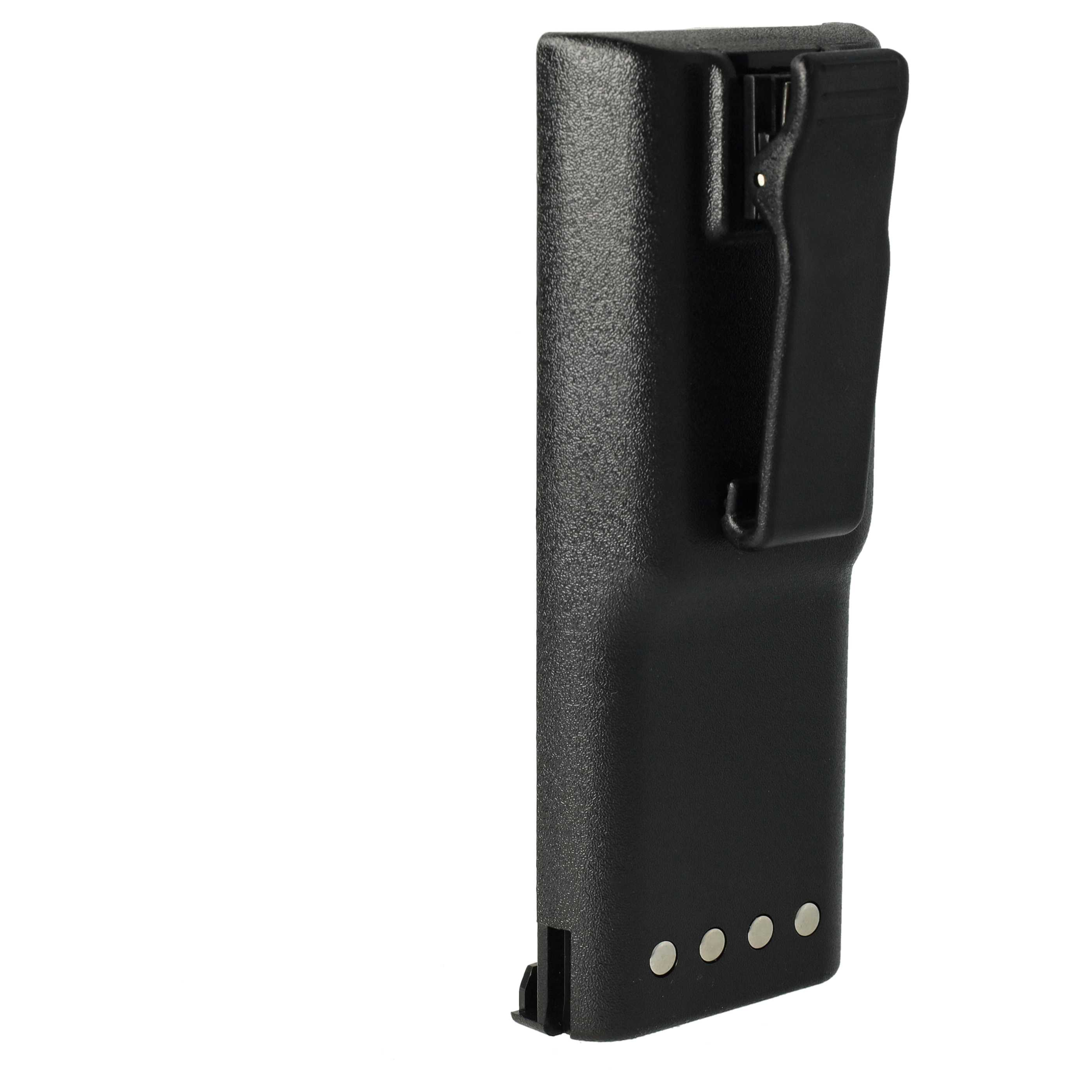 Ein schwarzes, strukturiertes Funkbatteriegehäuse mit Gürtelclip. Unten befinden sich drei silberne Punkte. Weißer Hintergrund.