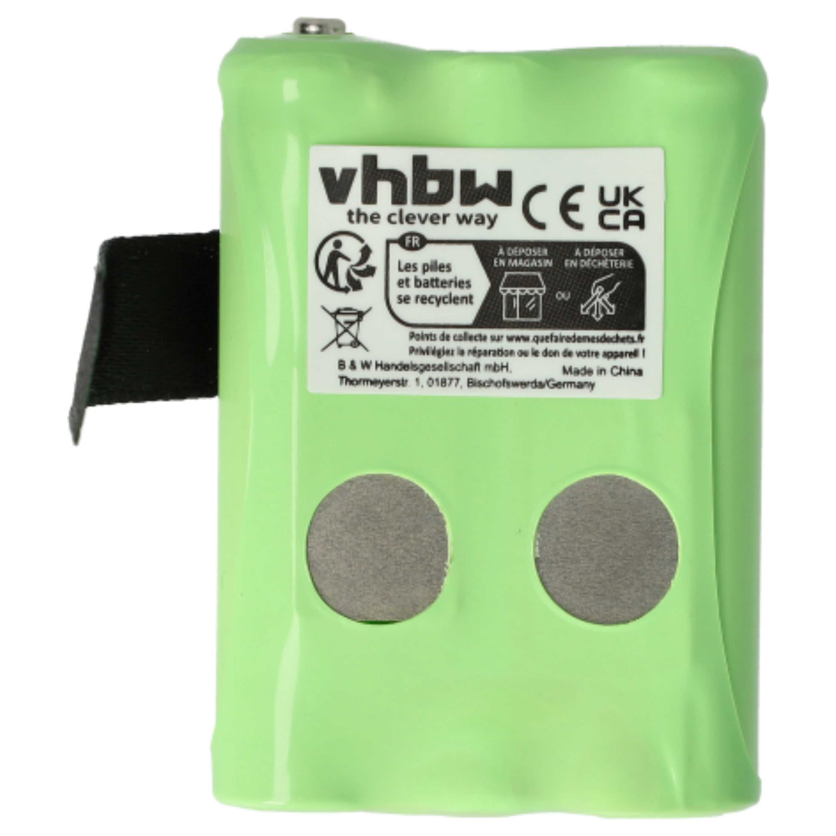 Ein grünes Batteriemodul mit schwarzem Riemen. Es hat Text, Logos und Recycling-Symbole, einschließlich 'vhbw', 'CE' und 'UK CA'.