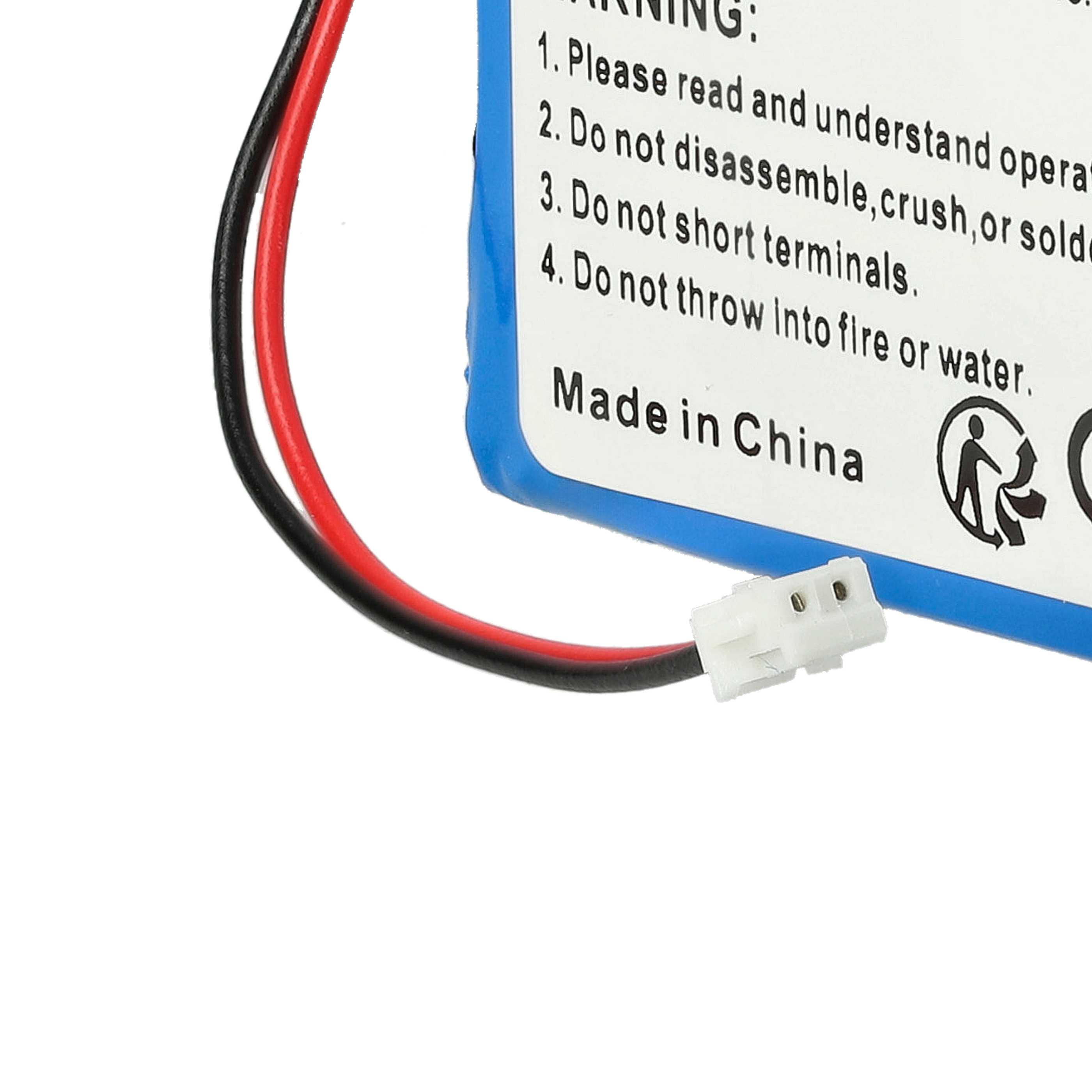 Nahaufnahme einer Batterie mit weißem Stecker, roten und schwarzen Drähten. Anweisungen sind auf dem blauen Etikett sichtbar.