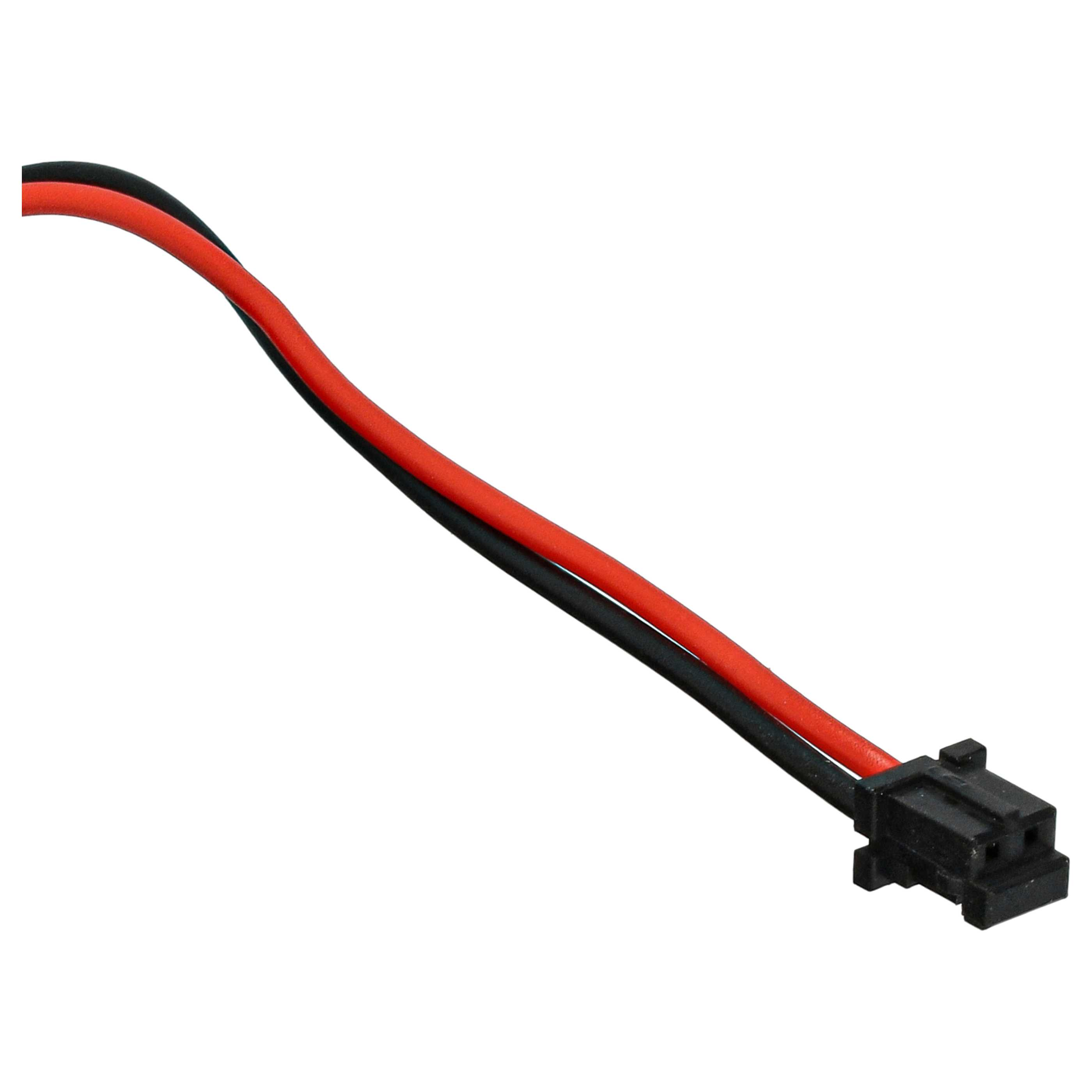 Ein schwarzes und rotes Elektrokabel mit einem schwarzen Stecker auf weißem Hintergrund.