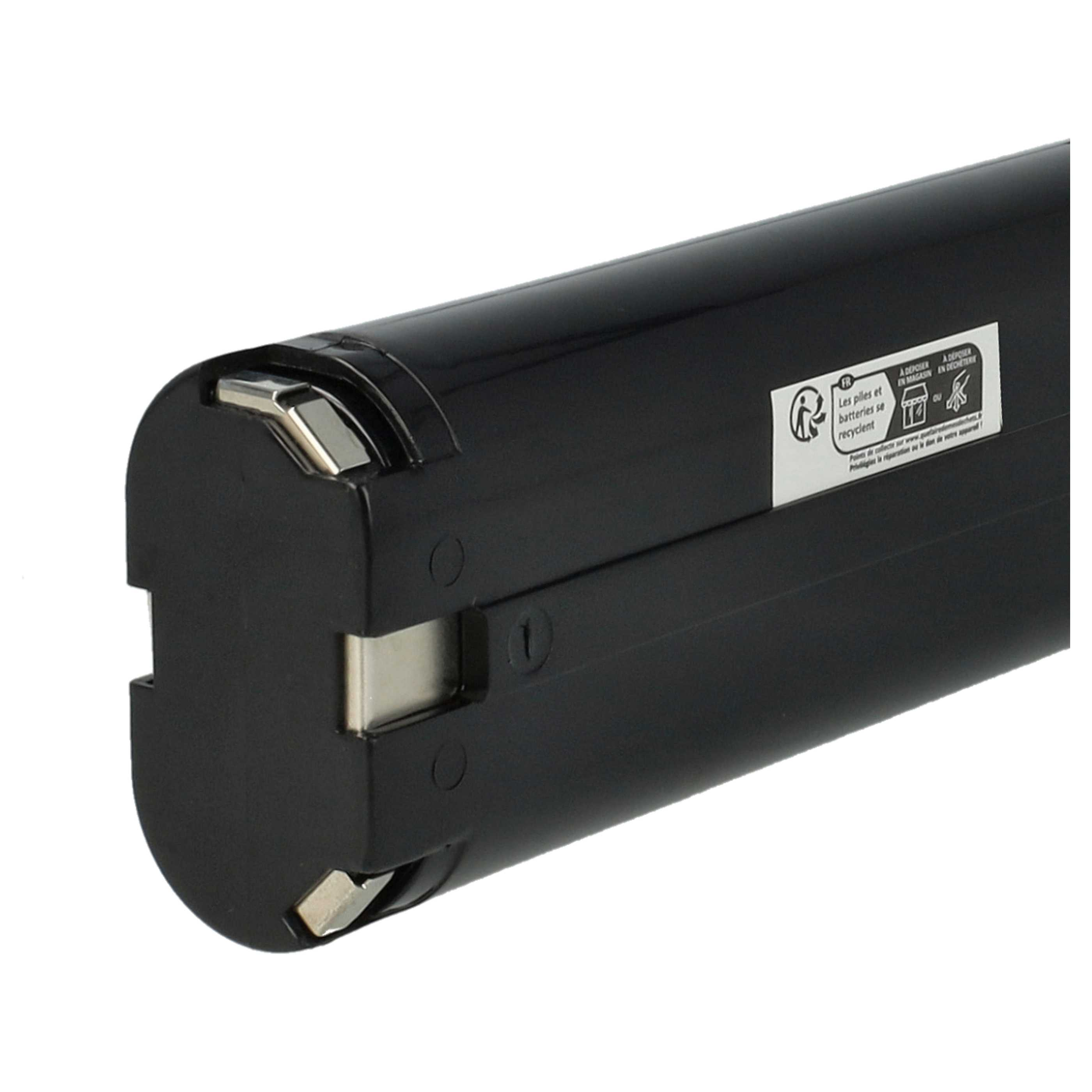 Eine schwarze Batterie. Sie hat Metallkontakte und ein Etikett mit Recycling-Symbolen. Weißer Hintergrund.