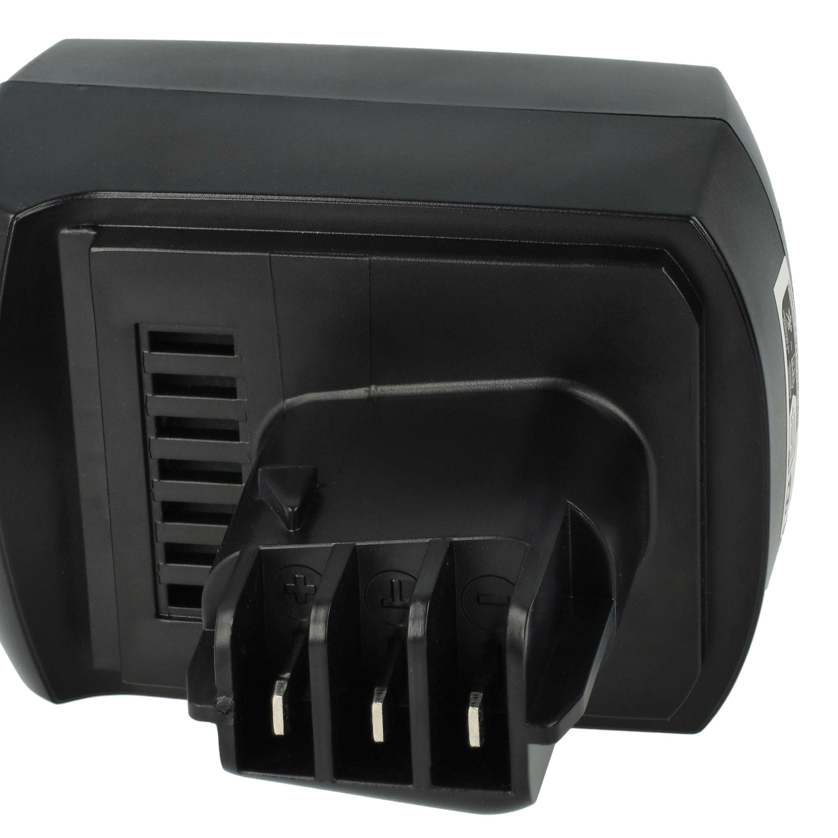 Ein schwarzes Ladegerät für Elektrowerkzeugbatterien. Es hat einen Stecker mit drei Stiften. Lüftungsschlitze sind sichtbar.