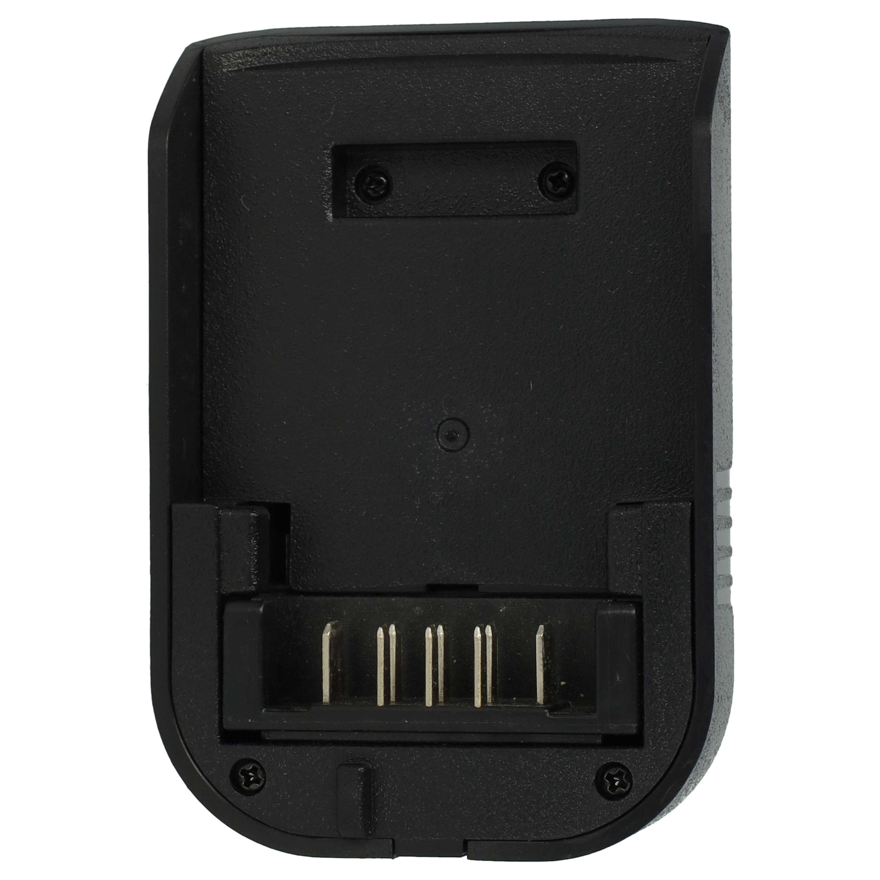 Schwarzer Akku. Er hat einen Stecker mit mehreren Pins und Schraubenlöchern. Der Hintergrund ist weiß.