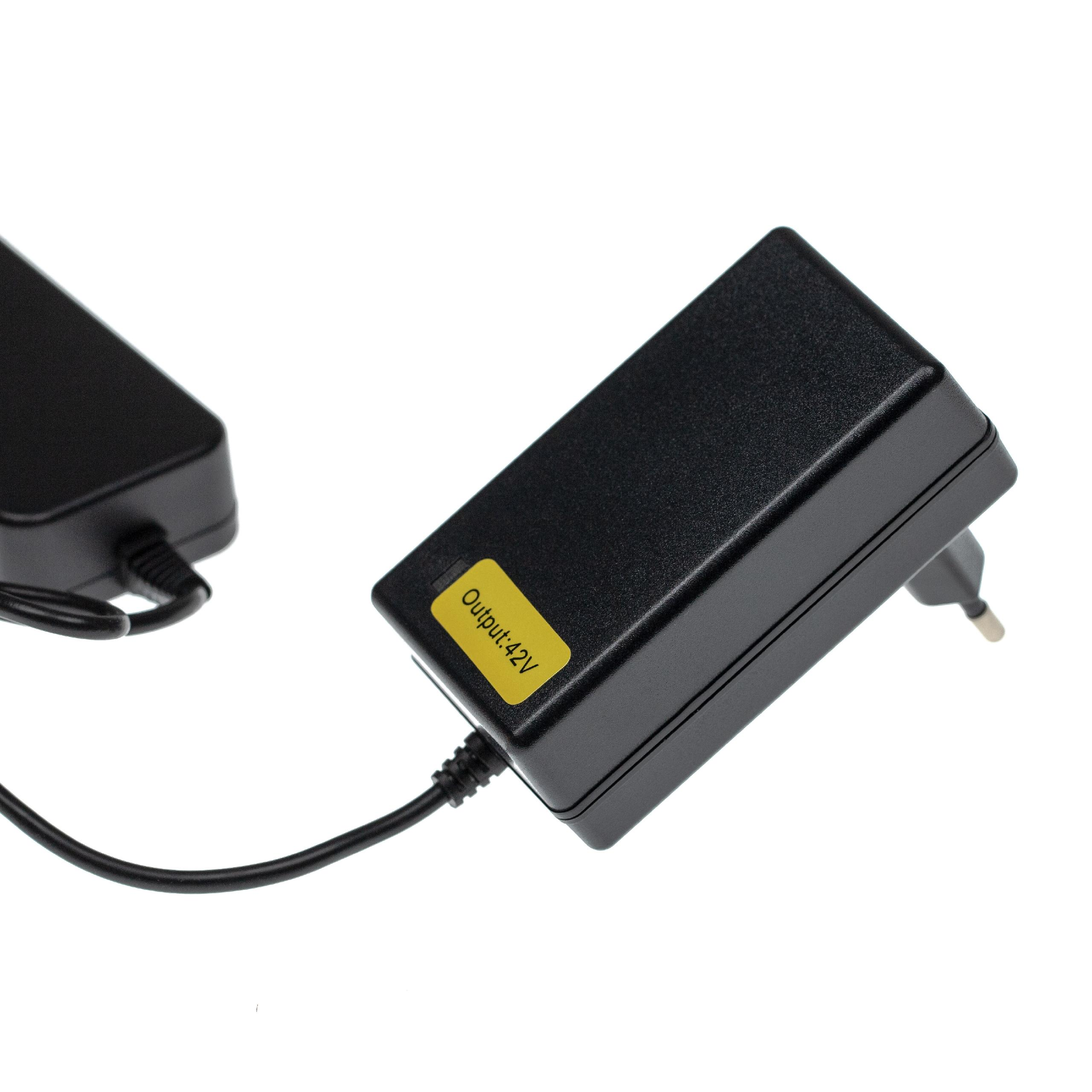 Ein schwarzes Netzteil mit gelbem Etikett 'Output: 42V' und Stecker, vor weißem Hintergrund.