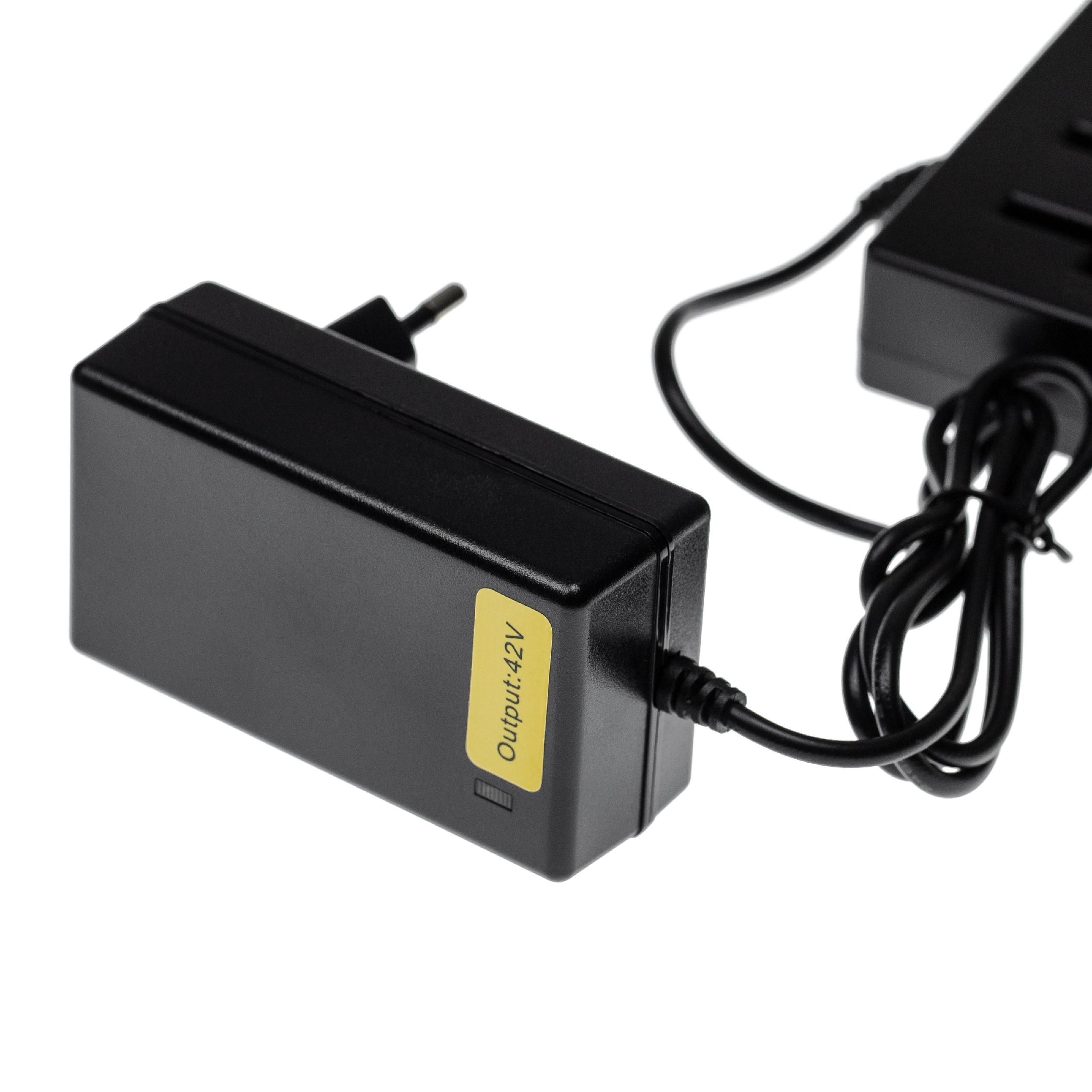 Schwarzes Netzteil mit gelbem Etikett, Output:42V, und schwarzem Kabel, auf weißem Hintergrund.