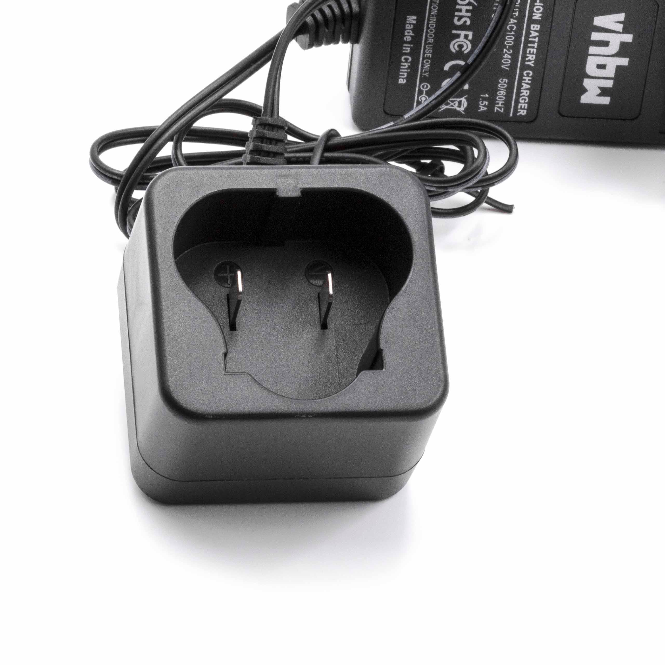 Ein schwarzes Batterieladegerät mit einem schwarzen Kabel, das Ladegerät liegt auf weißem Untergrund.