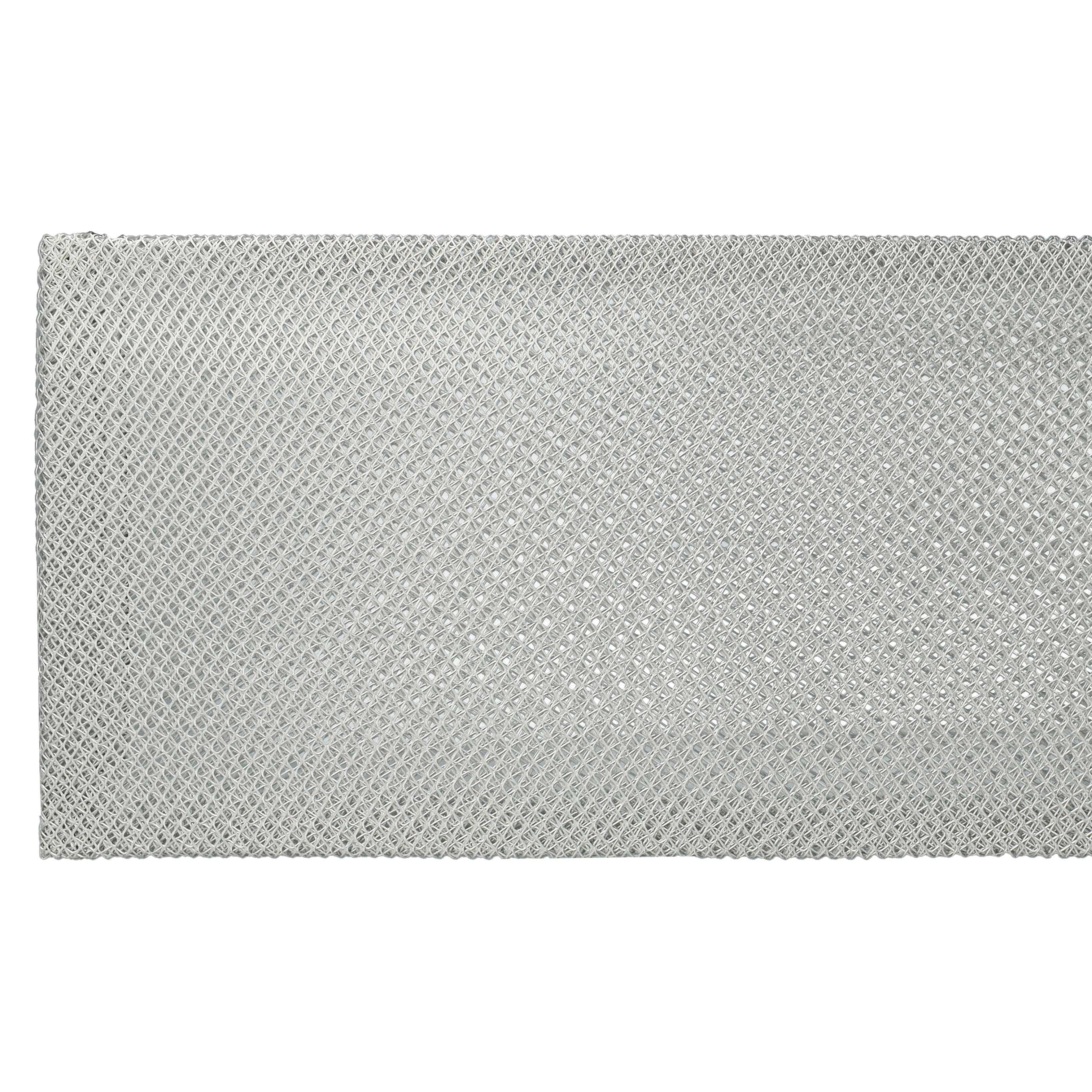 Ein rechteckiges, graues Metallgitter vor weißem Hintergrund. Das Gitter hat ein Rautenmuster.