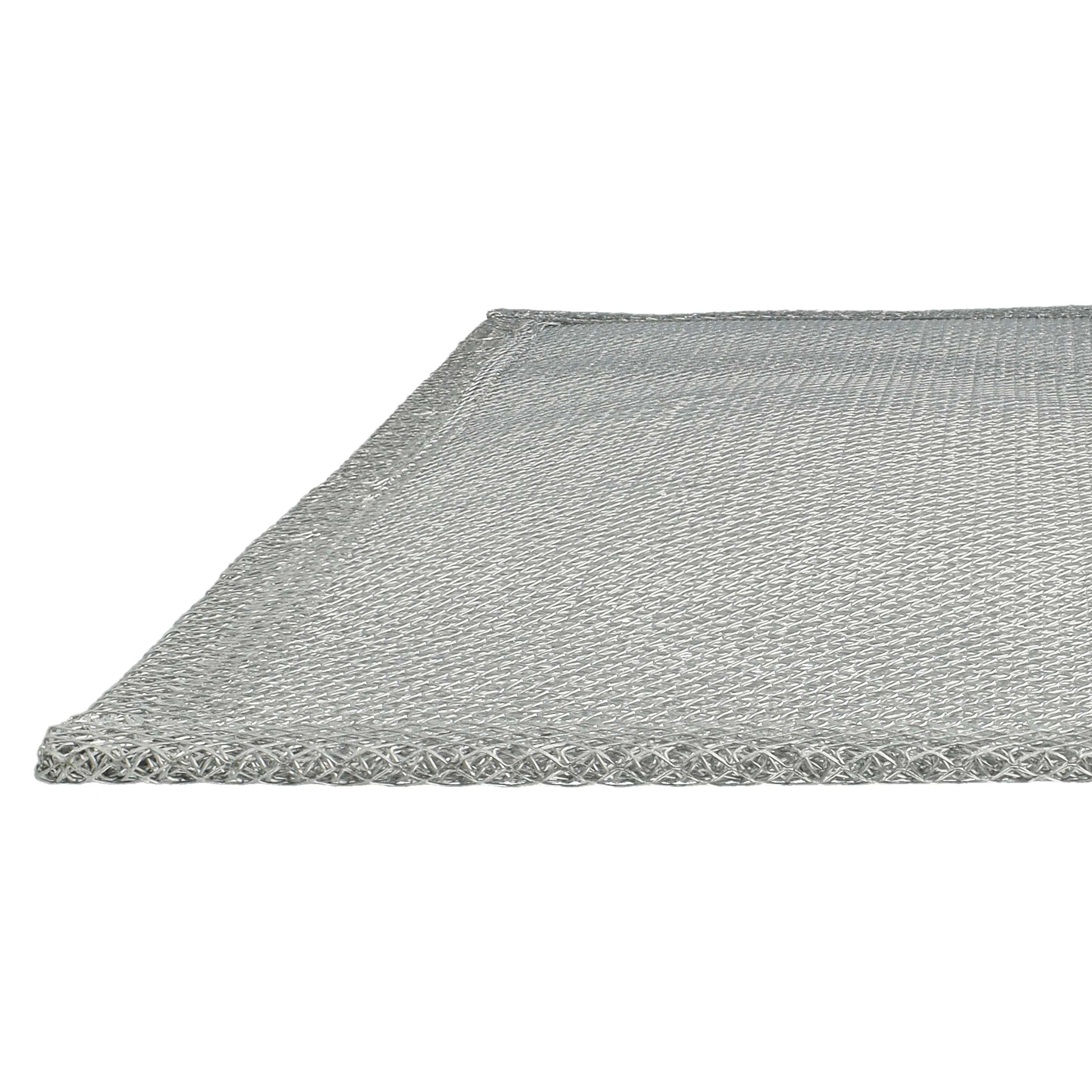 Ein silbernes Metallgewebe. Das Gitter hat die Form eines Rechtecks. Der Hintergrund ist weiß.
