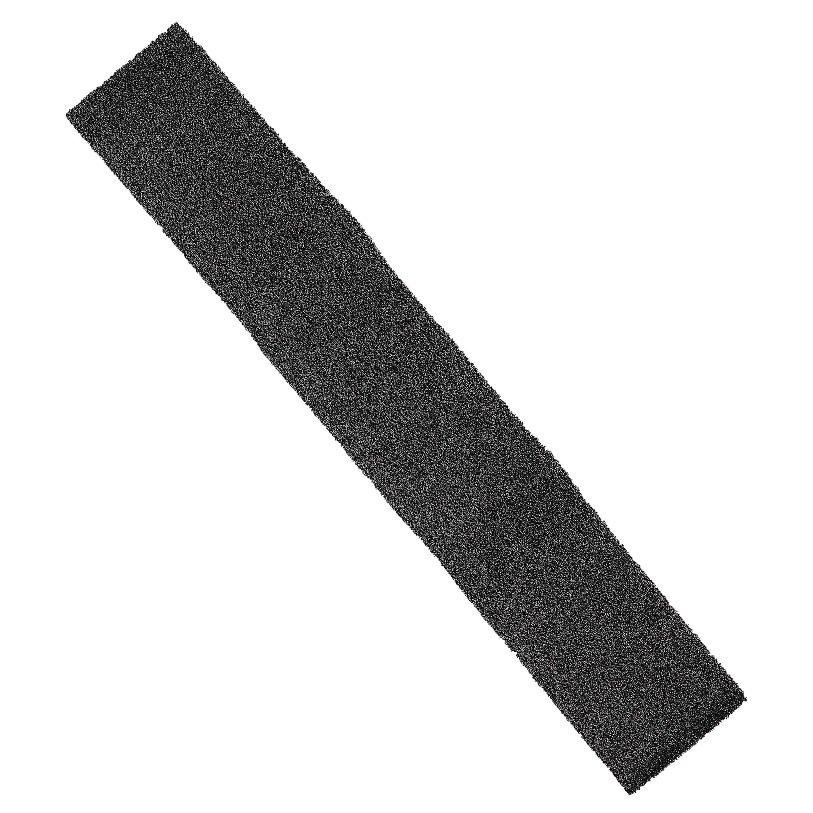 Ein schwarzes rechteckiges Objekt mit rauer Textur liegt diagonal auf weißem Hintergrund.