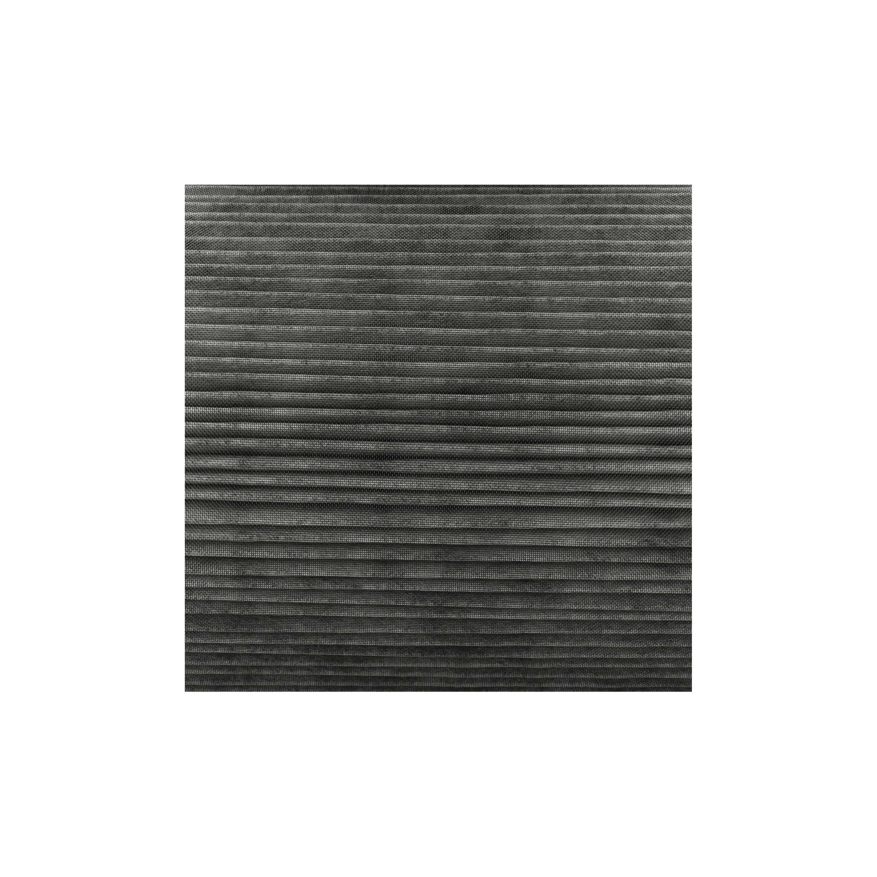 Nahaufnahme eines grauen, strukturierten Materials mit horizontalen Linien. Der Hintergrund ist weiß.