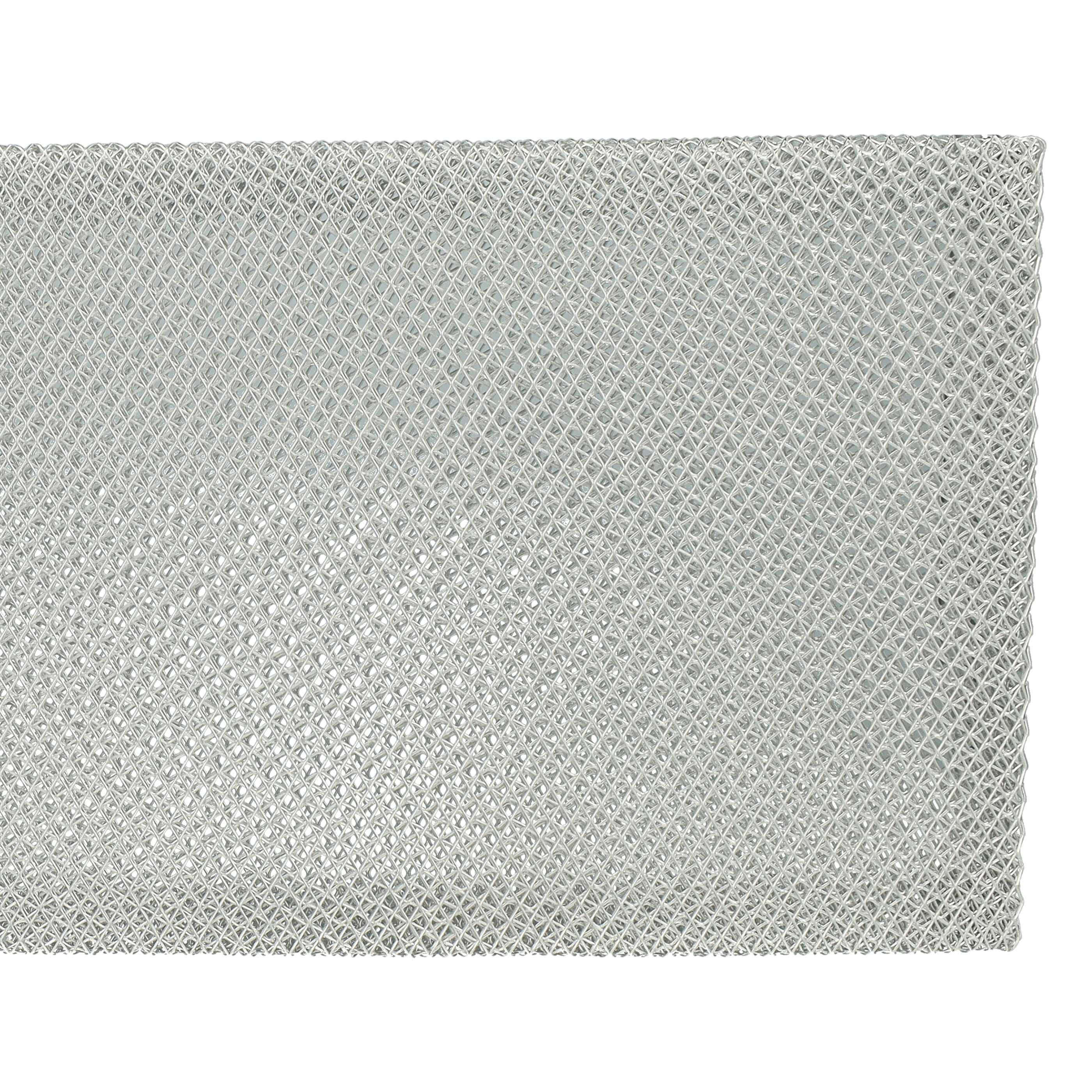 Nahaufnahme eines silbernen Metallnetzes mit Rautenmuster, vor hellem weißen Hintergrund.