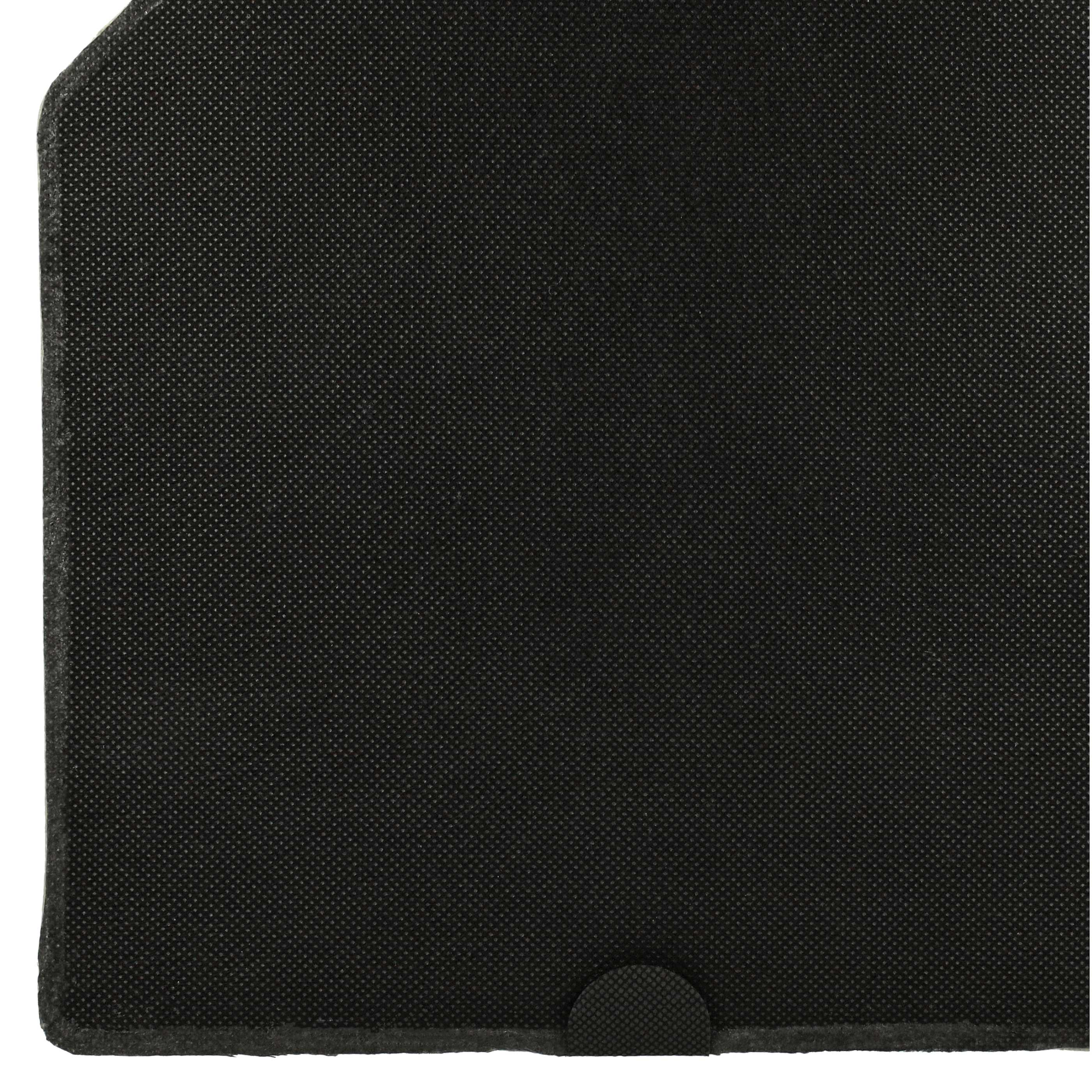 Ein schwarzes, rechteckiges Gewebe mit gepunkteter Textur. Unten befindet sich ein gebogener, strukturierter Aufnäher. Weißer Hintergrund.