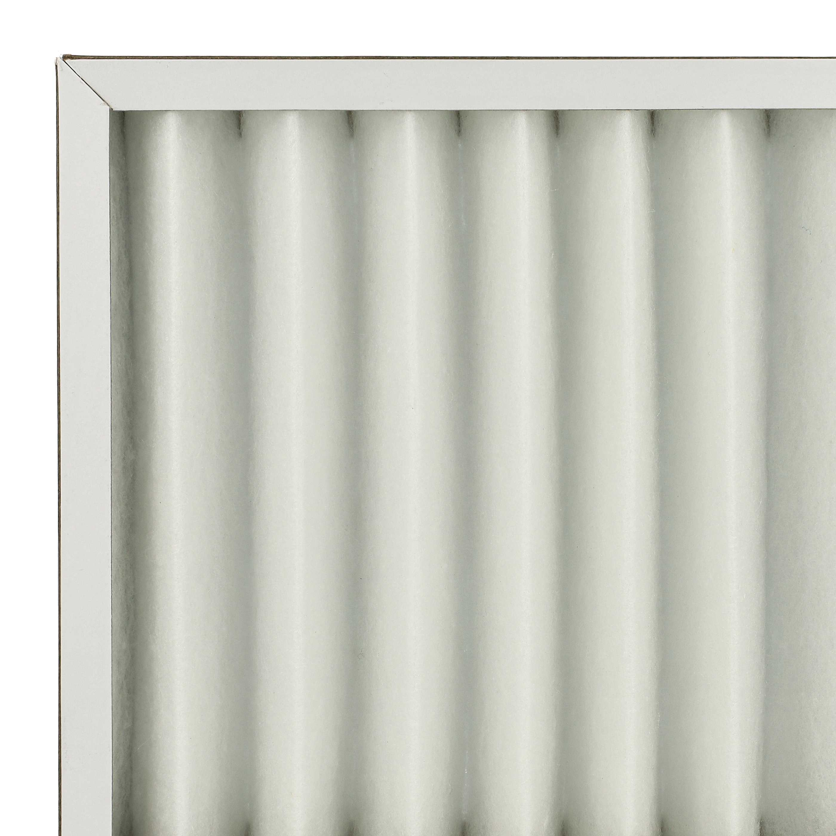 Nahaufnahme eines Luftfilters. Er hat vertikale, gefaltete Falten und einen weißen Rahmen. Der Filter wirkt sauber und neu.