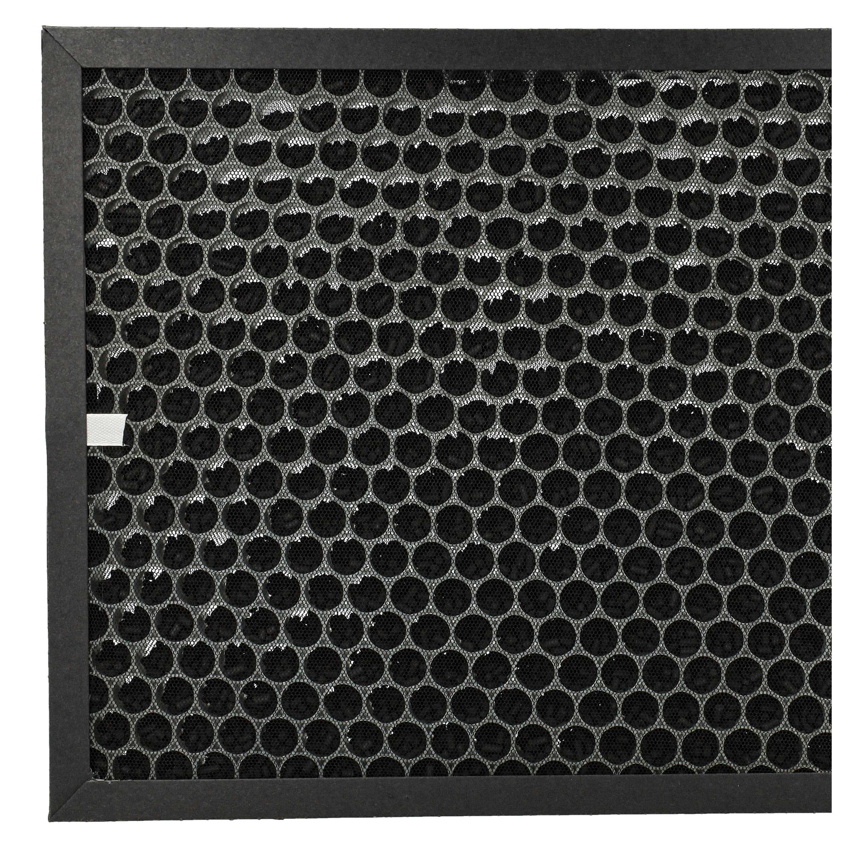 Ein quadratischer Luftfilter mit schwarzem Rahmen. Der Filter hat viele schwarze, kreisförmige Löcher.