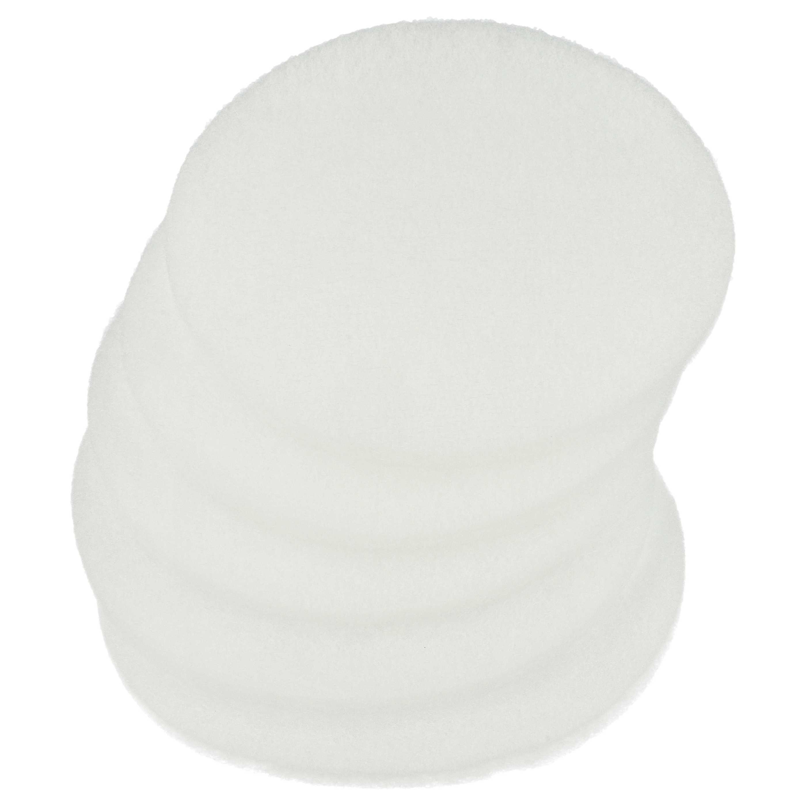 Ein Stapel weißer, kreisförmiger Wattepads. Sie sind in einem leicht versetzten, geschichteten Muster angeordnet, vor weißem Hintergrund.