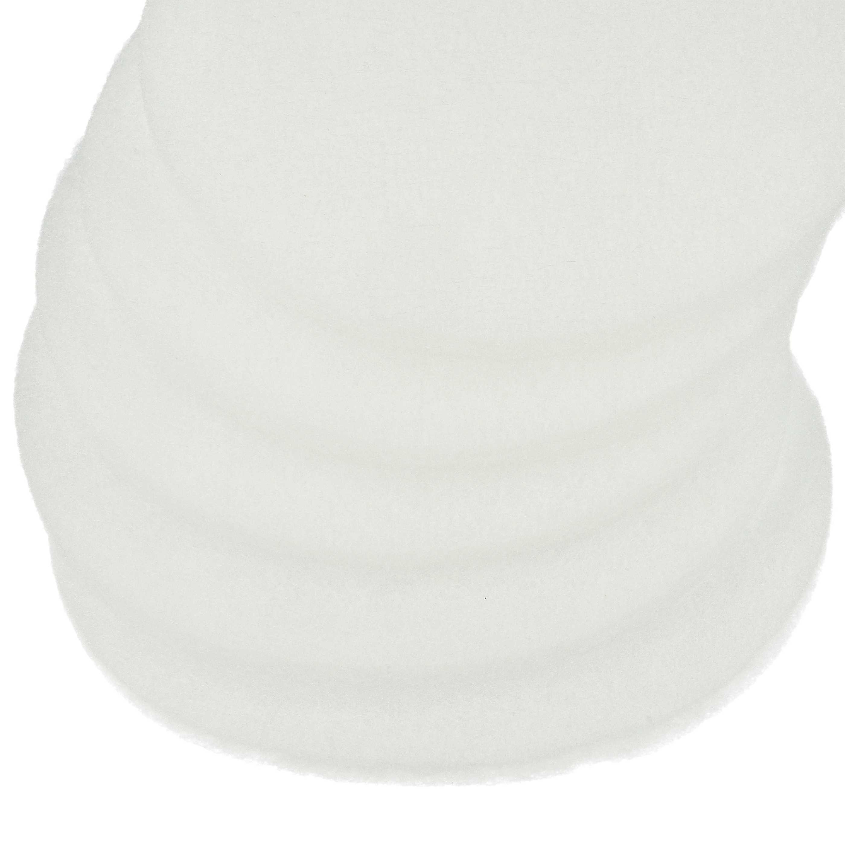 Nahaufnahme von weißem, flauschigem Material in einer gebogenen Form, möglicherweise Wattepads. Der Hintergrund ist weiß.
