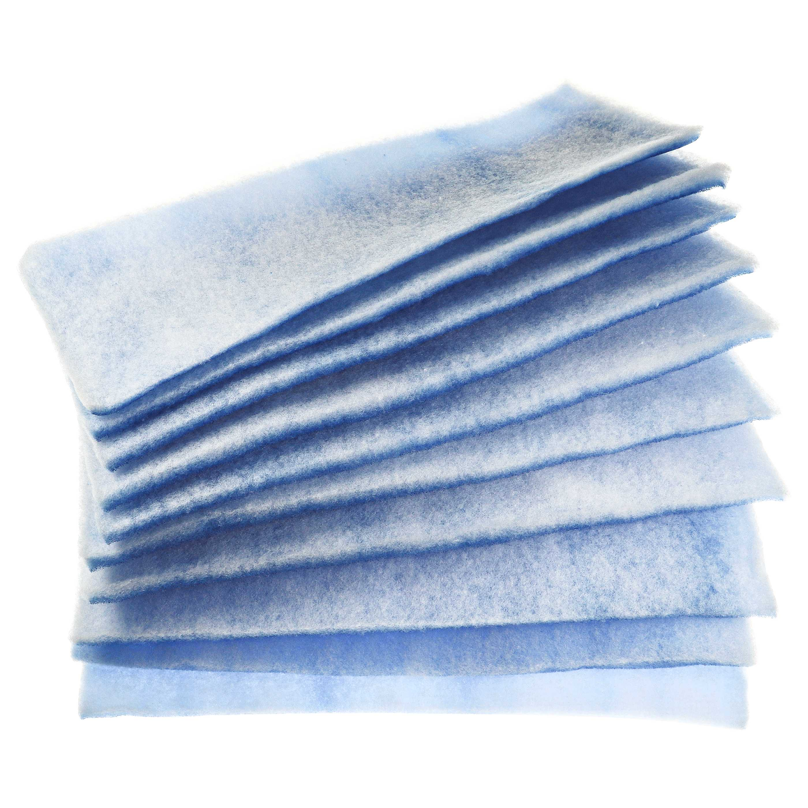 Ein Stapel hellblauer, rechteckiger, flauschiger Stoffpads. Der Hintergrund ist weiß.