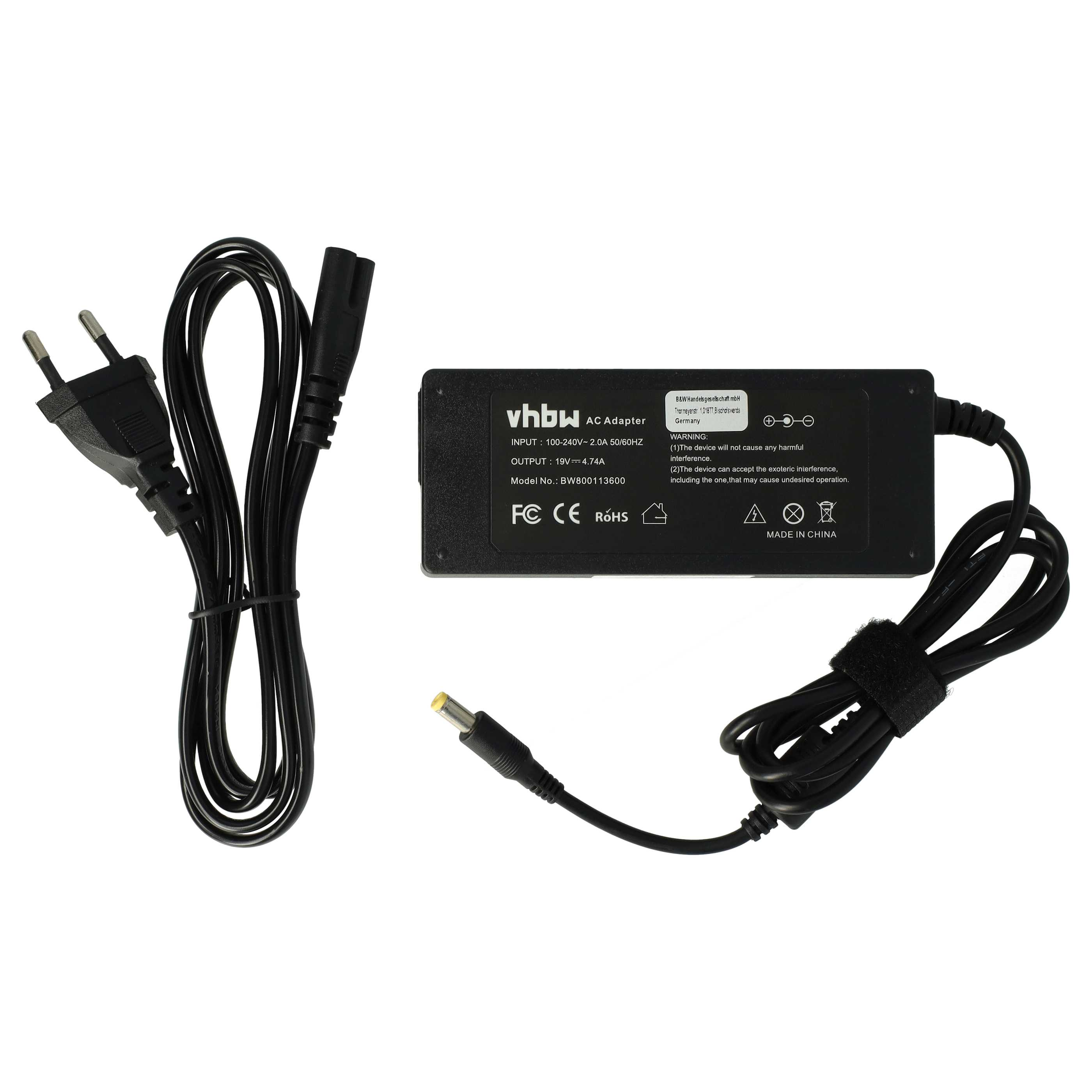 Schwarzes AC-Netzteil mit schwarzen Kabeln und Stecker. Der Adapter hat Text und Logos. Weißer Hintergrund.
