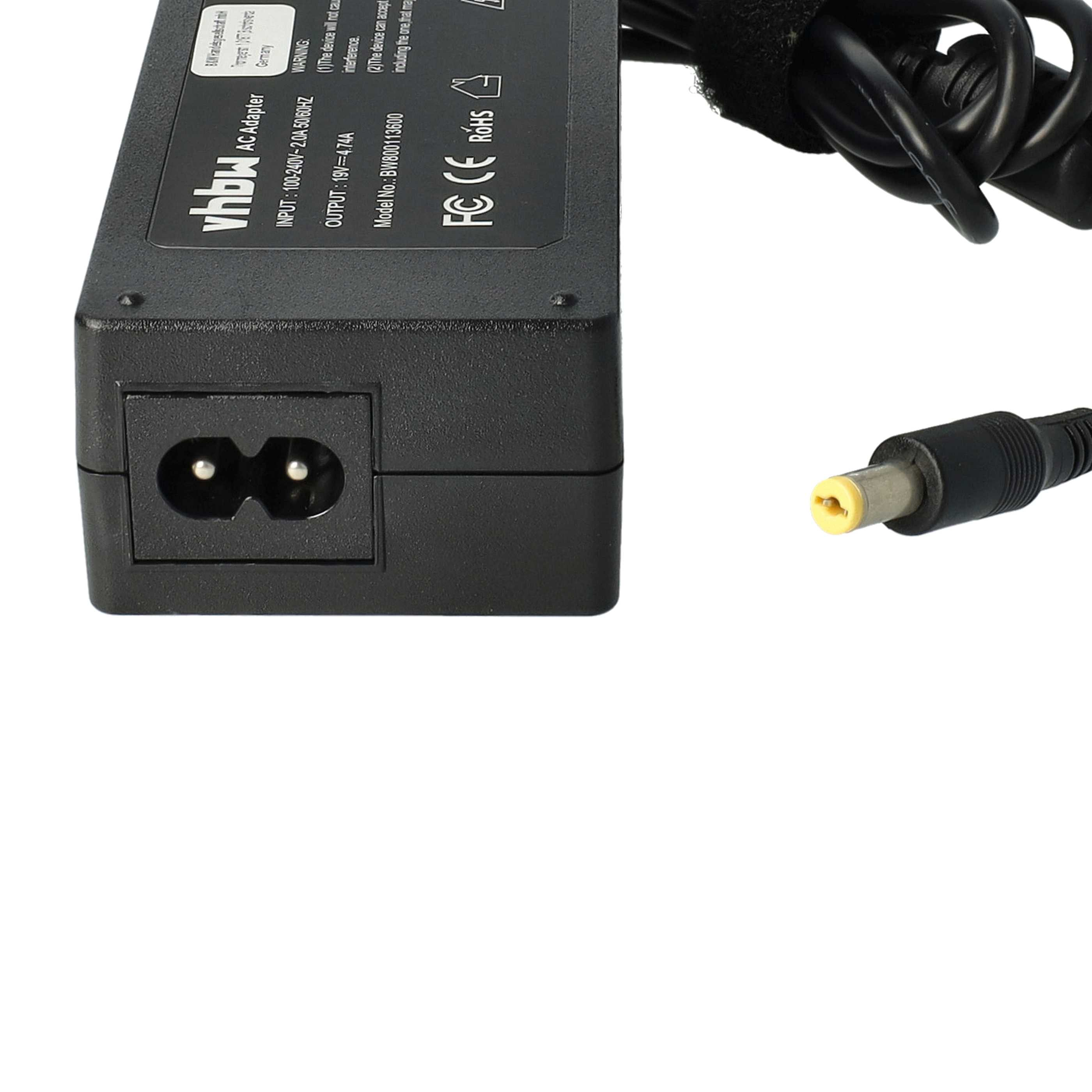 Schwarzes Netzteil mit schwarzem Kabel. Der Adapter hat einen Stecker für die Steckdose und einen DC-Stecker mit gelber Spitze.