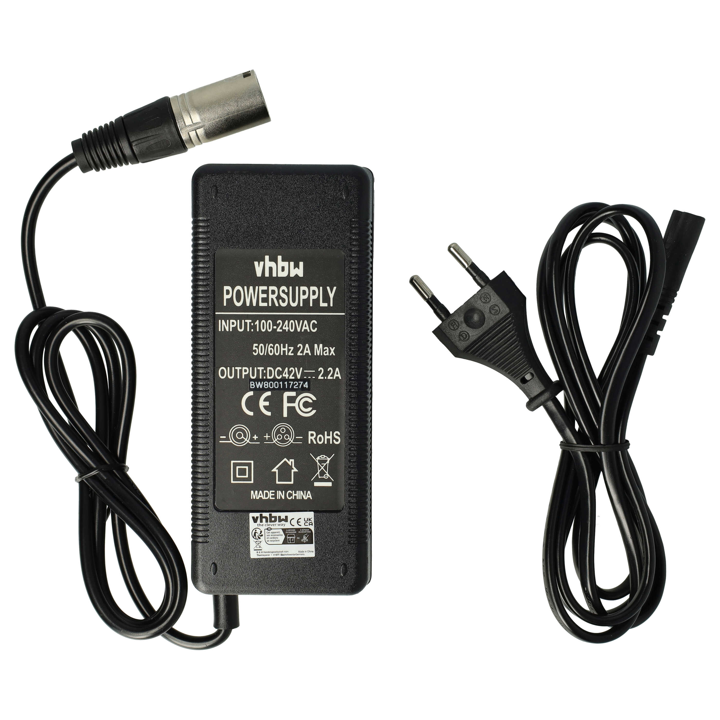 Schwarzes Netzteil mit Kabeln und Anschlüssen, einschließlich Stecker und Mikrofonkabel.