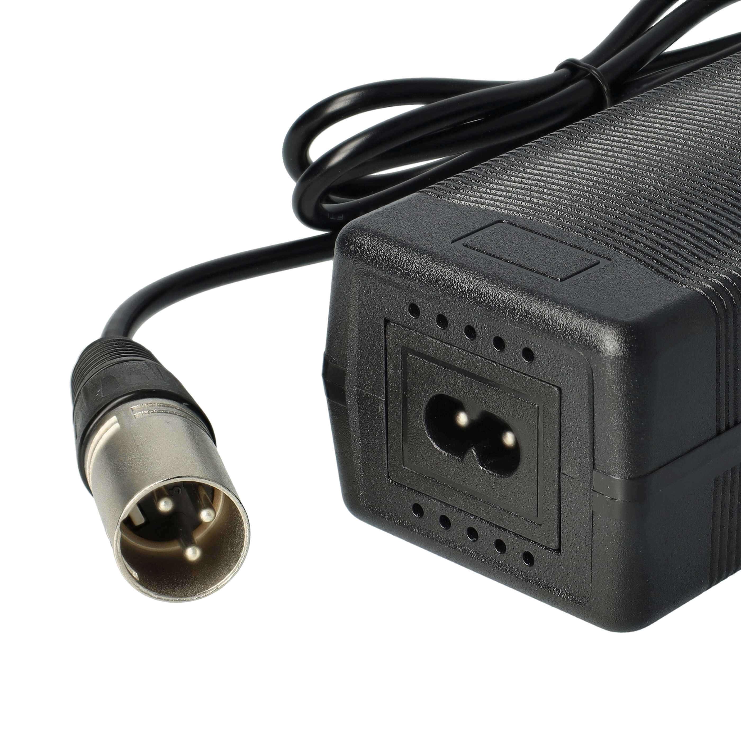 Ein schwarzes Netzteil mit schwarzem Kabel und silbernem Stecker vor weißem Hintergrund.