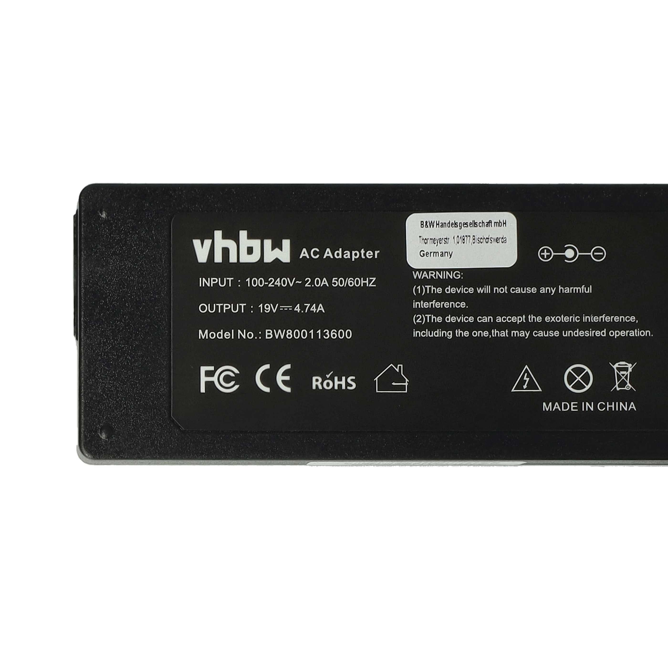 Schwarzer AC-Adapter mit weißem Text, einschließlich Marke, Eingangs-/Ausgangsspezifikationen und Warnungen. 'Made in China' steht unten.