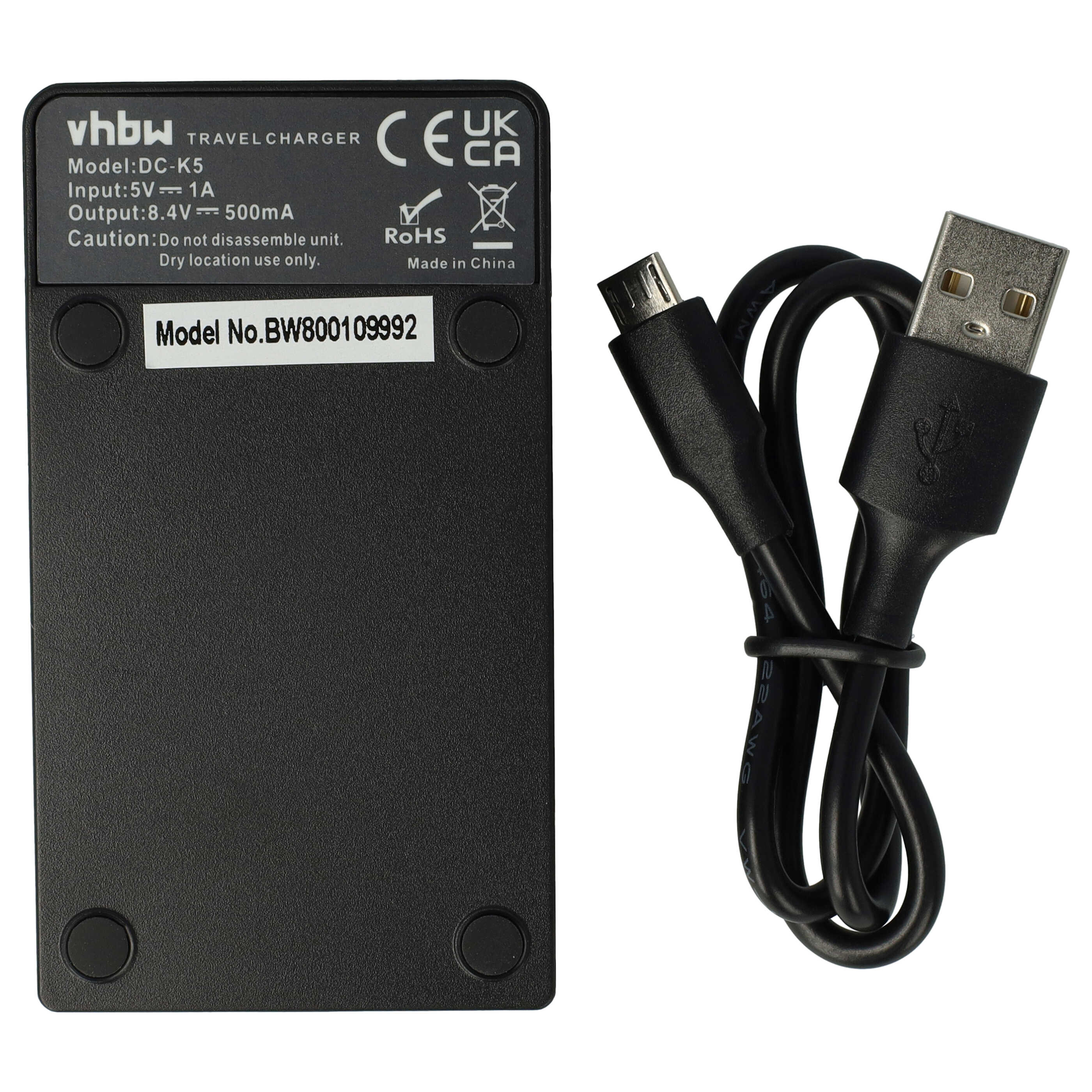 Schwarzes Reise Ladegerät mit USB-Kabel. Ladegerät hat Text und Logos. Kabel ist aufgerollt.