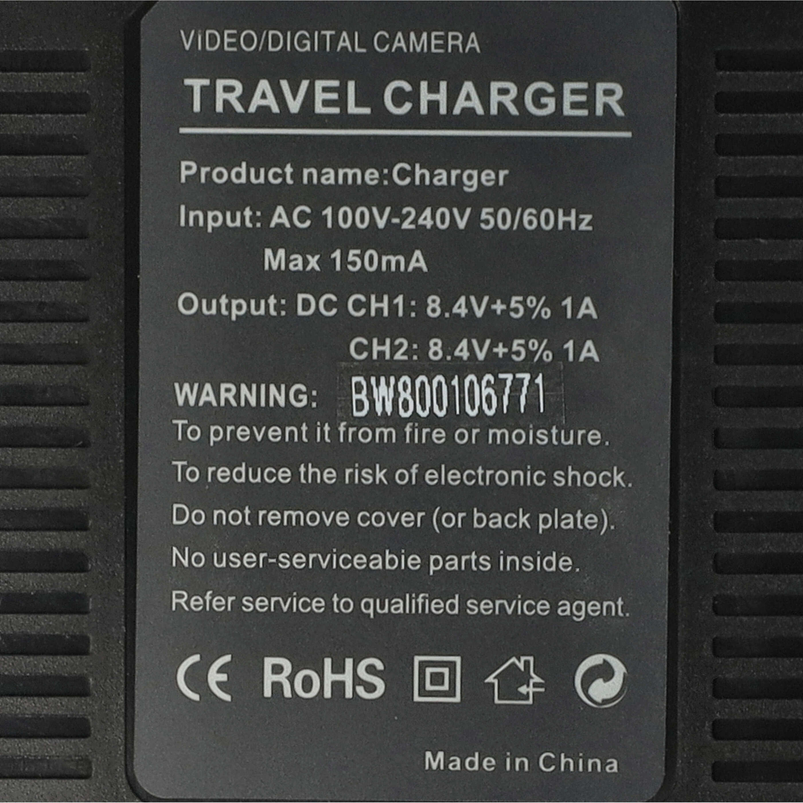Schwarzes Ladegerät-Etikett mit Text: Travel Charger, Eingangs-/Ausgangsdaten und Warnhinweisen. Hergestellt in China. CE- und RoHS-Zeichen.