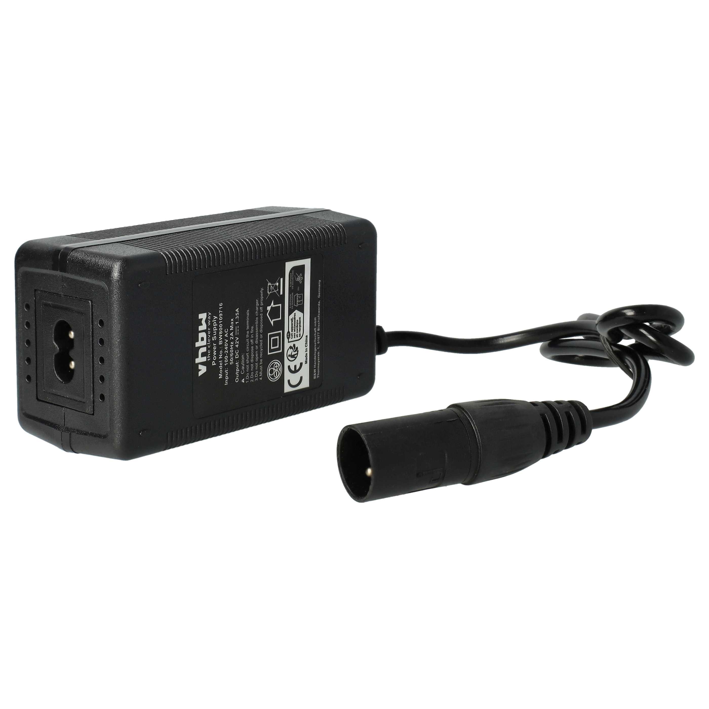 Schwarzes Netzteil mit Stecker und Kabel. Es hat ein Etikett mit Text.