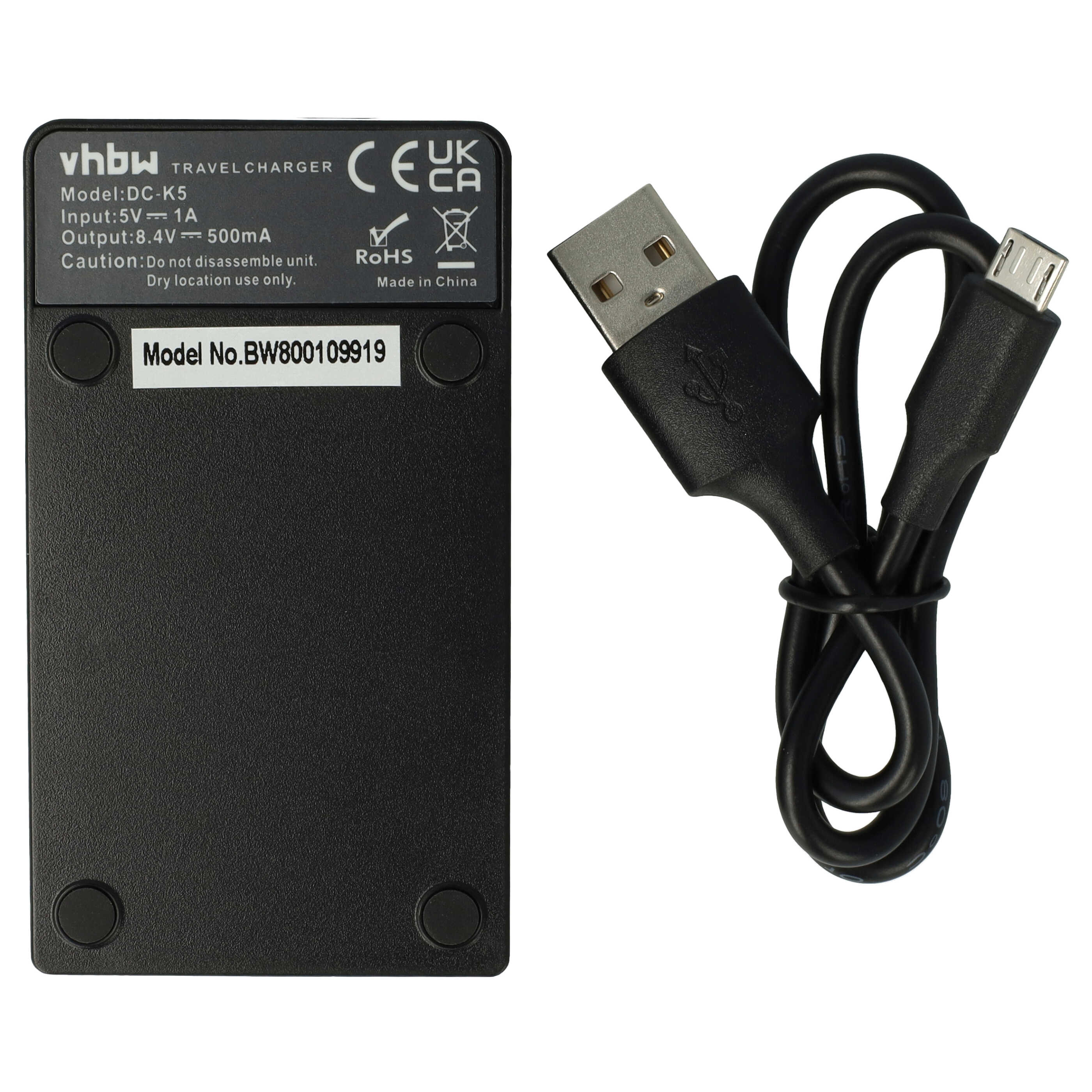 Schwarzes Reisegerät mit USB- und Micro-USB-Kabeln. Das Ladegerät hat Textinformationen. Weißer Hintergrund.