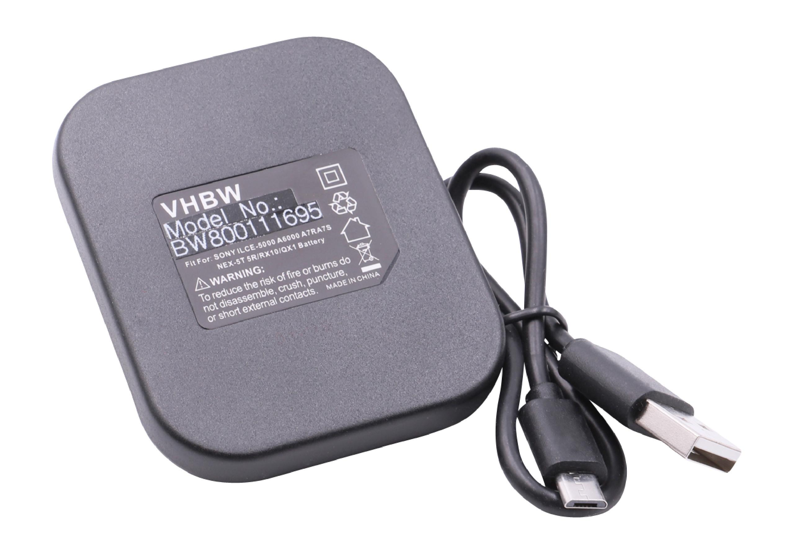 Ein schwarzes Ladegerät mit Etikett und Kabel mit USB- und USB-C-Anschlüssen.