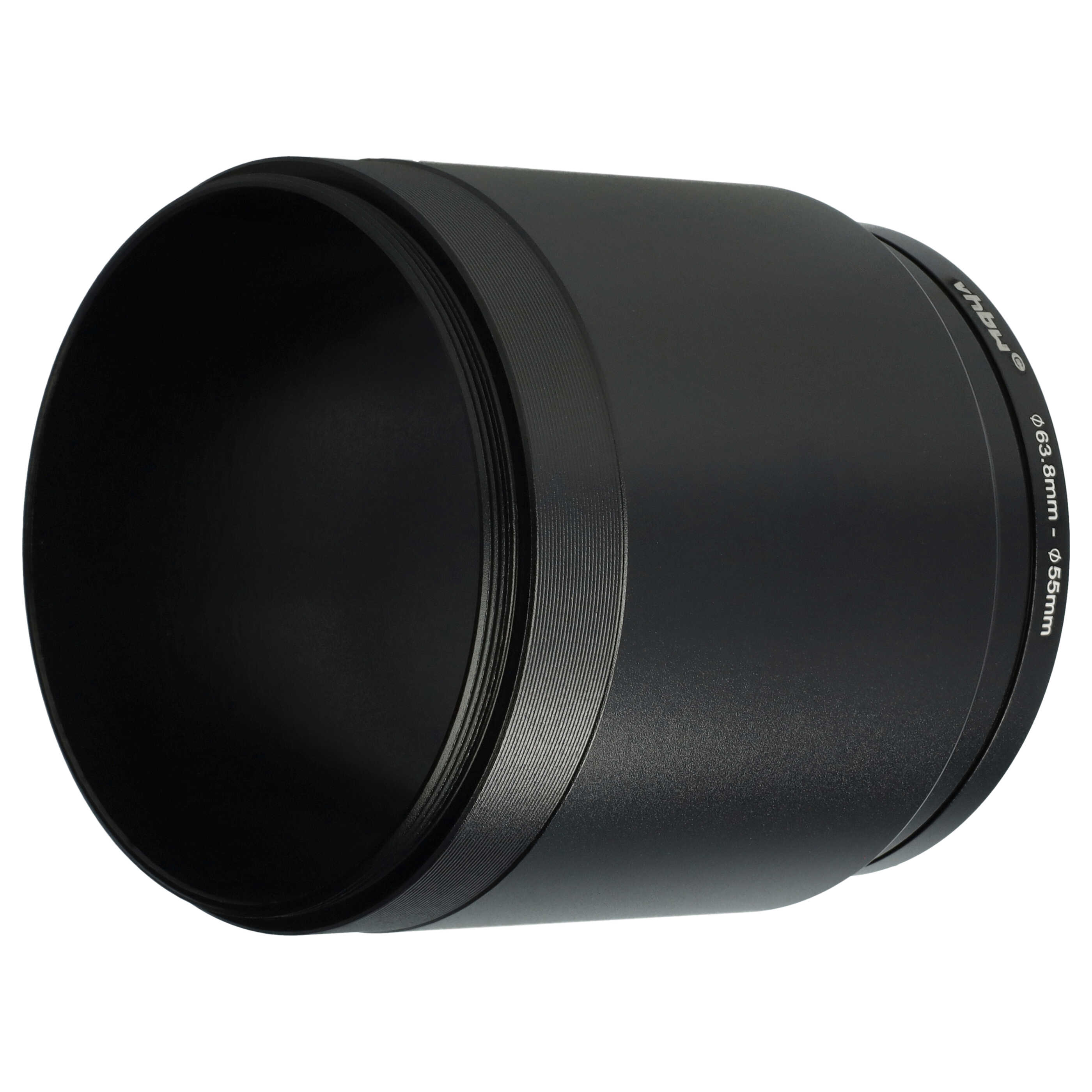 Schwarze Objektivsonnenblende. Zylindrische Form mit geriffeltem Abschnitt. Weißer Hintergrund. Text: ø63,8mm - ø55mm.