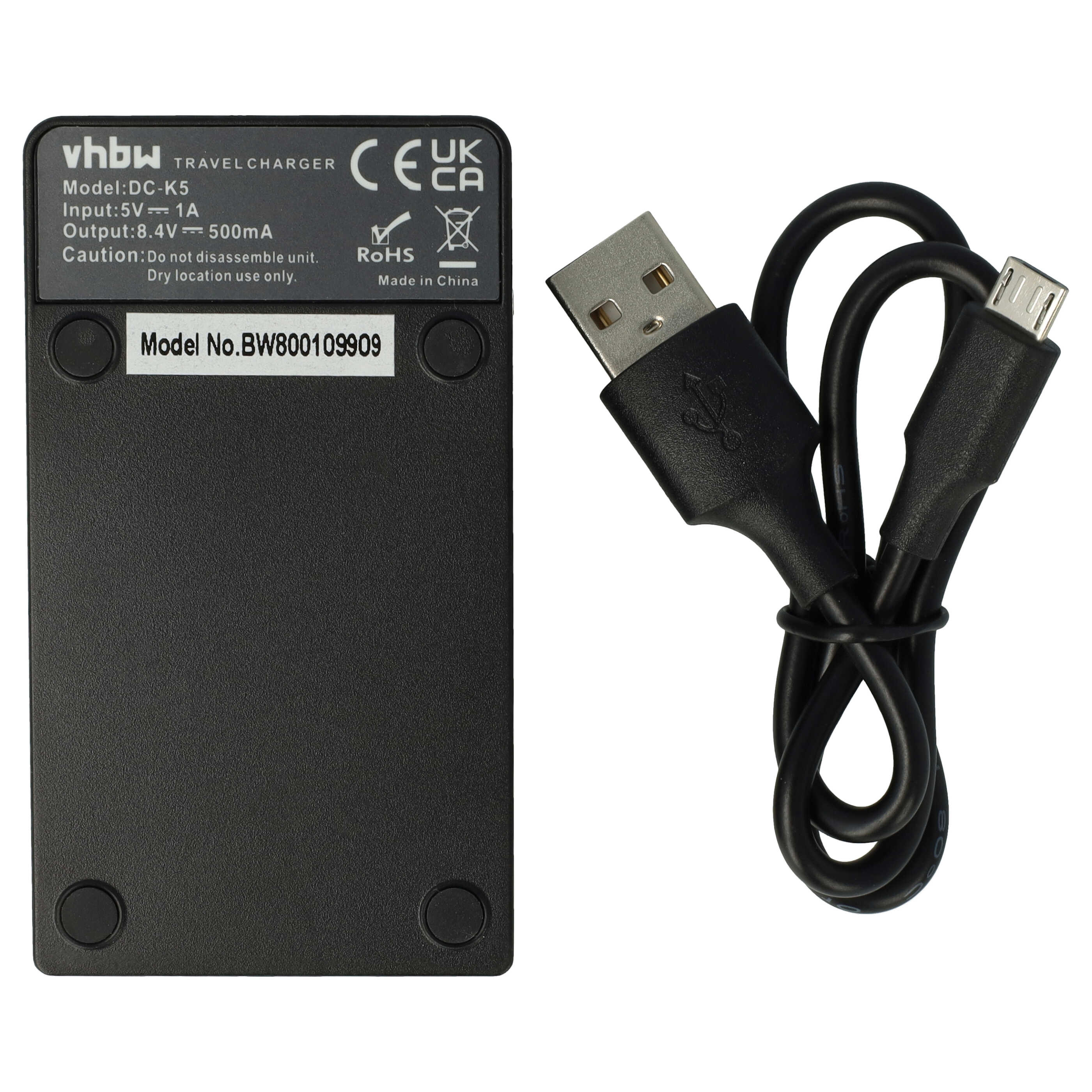 Schwarzes Reise-Ladegerät mit USB-Kabel. Das Ladegerät hat Text mit Spezifikationen und Zertifizierungen. Weißer Hintergrund.