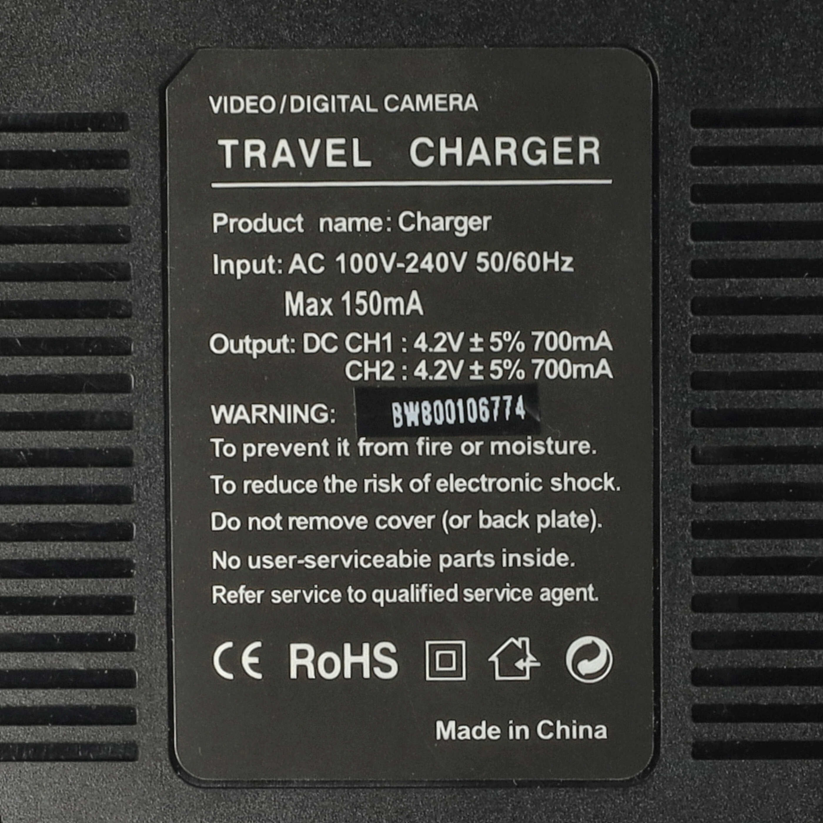 Schwarzes Ladegerät-Etikett mit weißem Text. Es lautet 'Travel Charger', Eingangs- und Ausgangsspezifikationen und Warnhinweise. 'Made in China'.