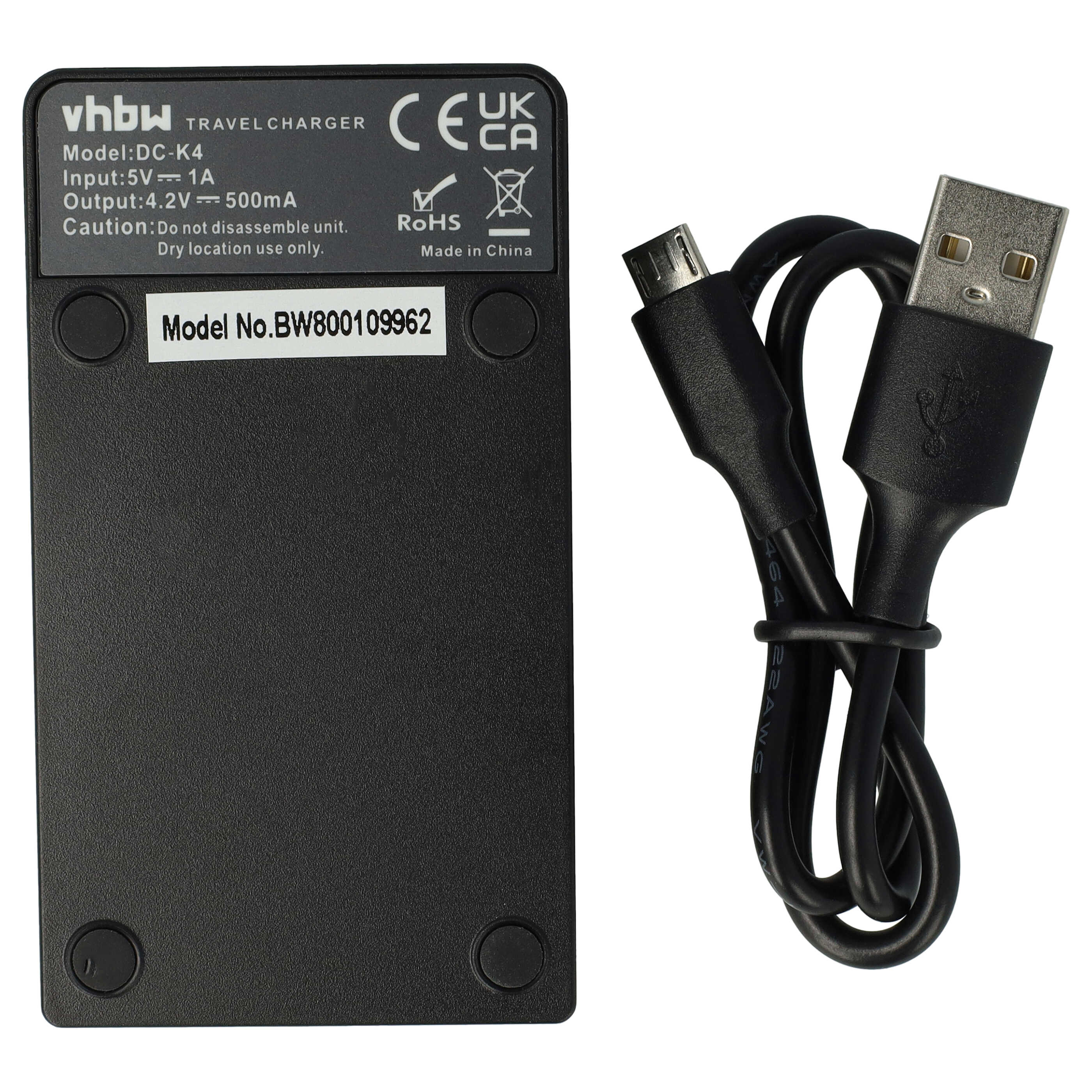 Schwarzes Ladegerät mit Kabel. Das Ladegerät hat Text und Logos. Das Kabel hat einen USB- und einen kleineren Anschluss.