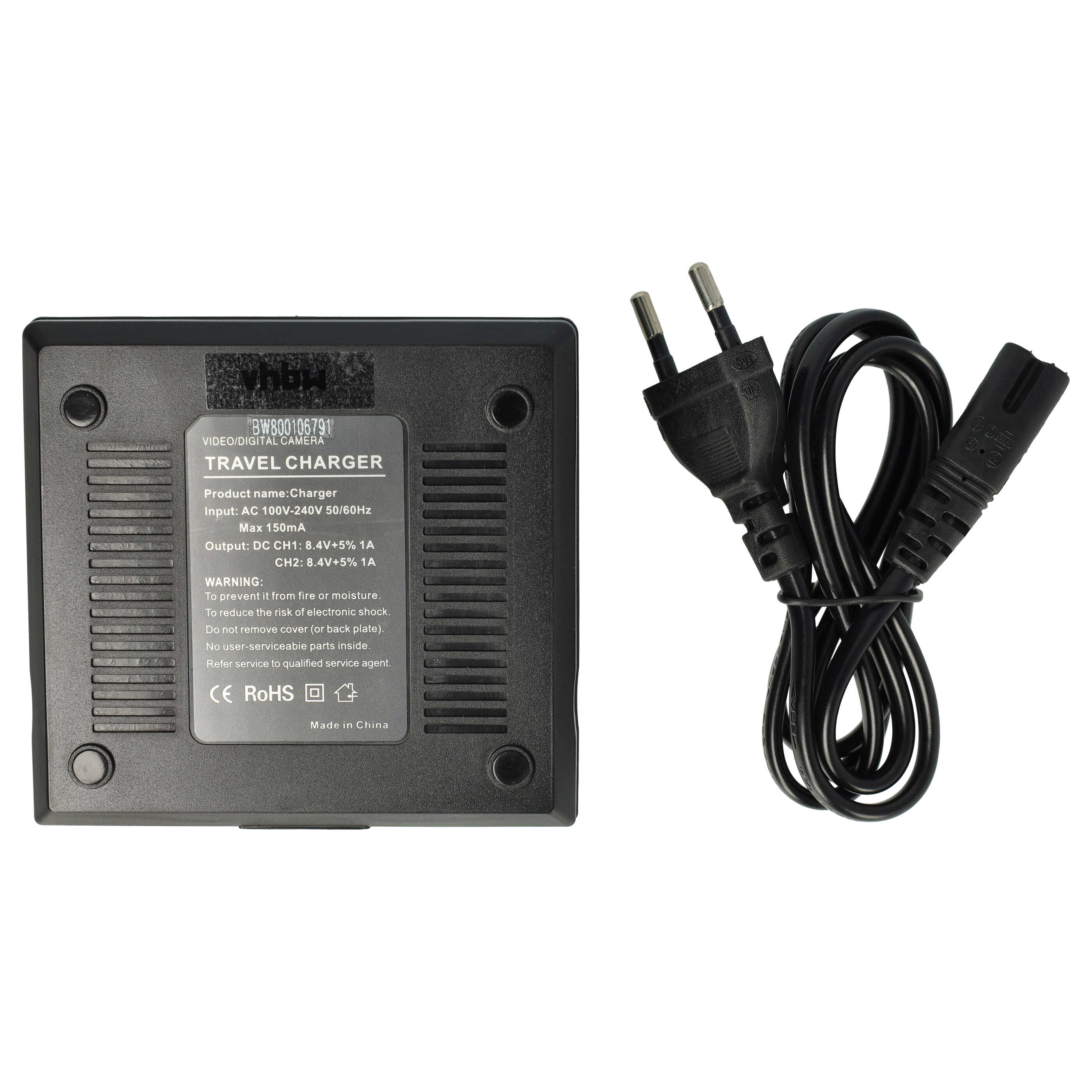 Ein schwarzes Reisegerät mit Netzkabel. Das Ladegerät hat Textaufkleber. Das Kabel ist schwarz und hat einen Stecker.