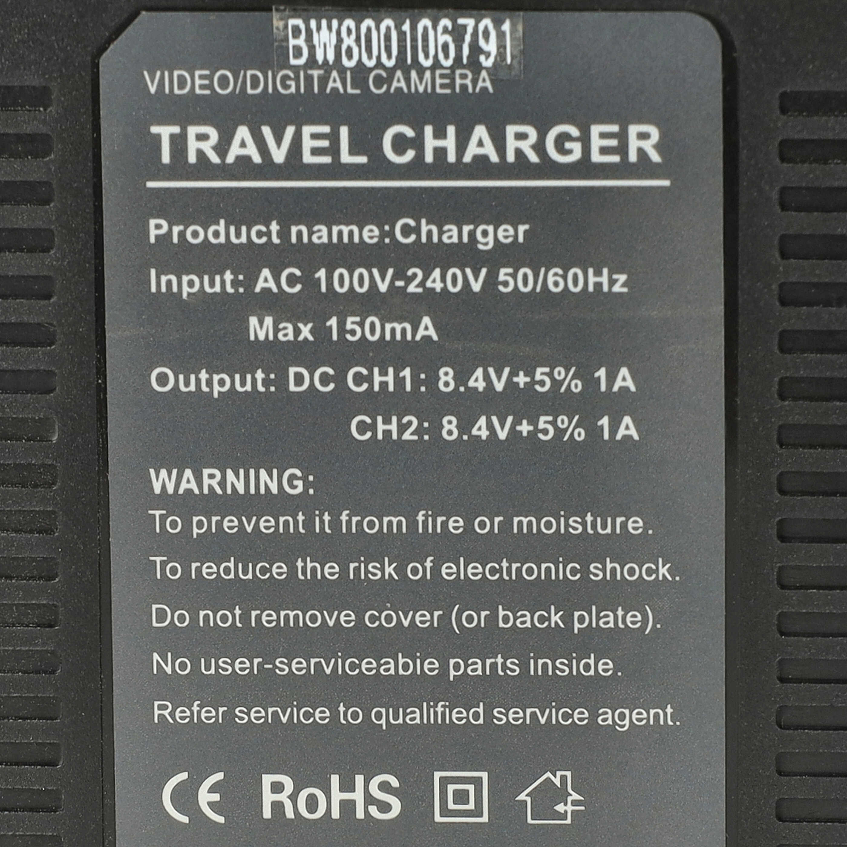 Ein Ladegerät-Etikett mit Text. Es steht 'Travel Charger', Eingangsspannung und Ausgangsspannungen. Auch Warnhinweise sind vorhanden.