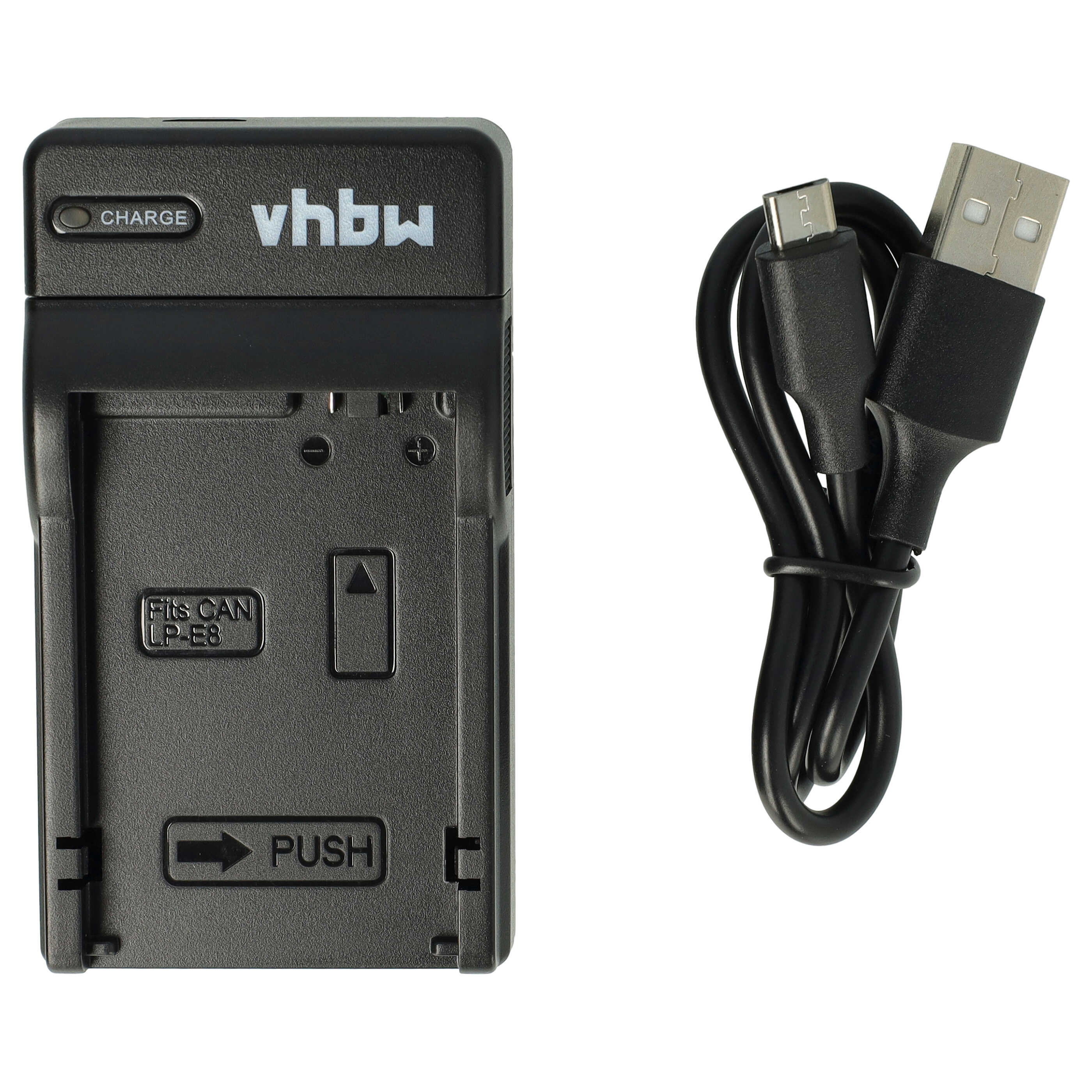 Schwarzes Kamera-Akkuladegerät mit USB-Kabel. Das Ladegerät hat eine 'Charge'-Anzeige. Weißer Hintergrund.