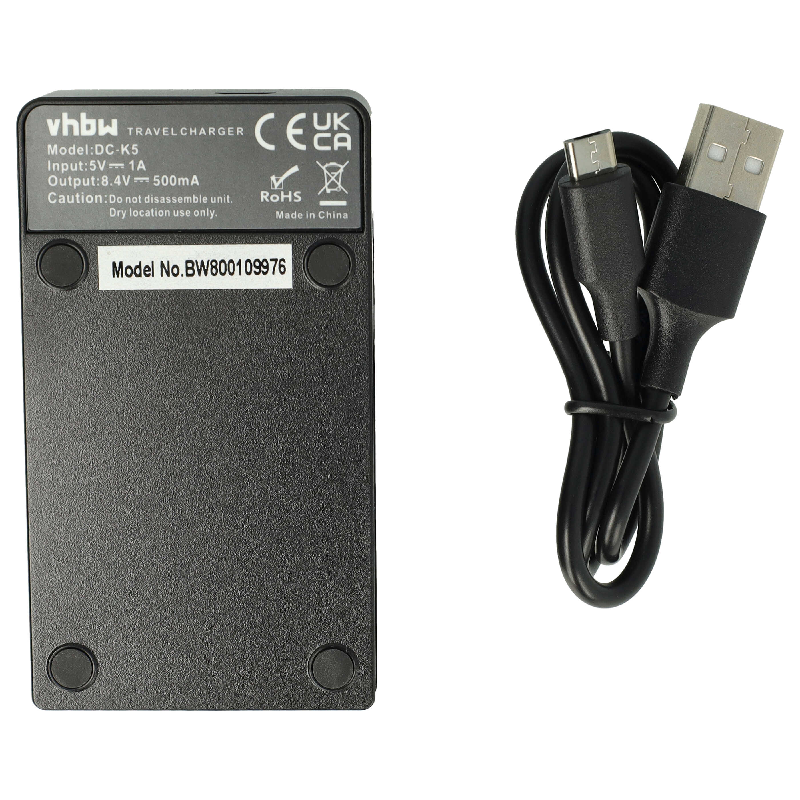 Ein schwarzes Reise-Ladegerät mit USB-Kabel. Das Ladegerät hat Text und Logos. Weißer Hintergrund.