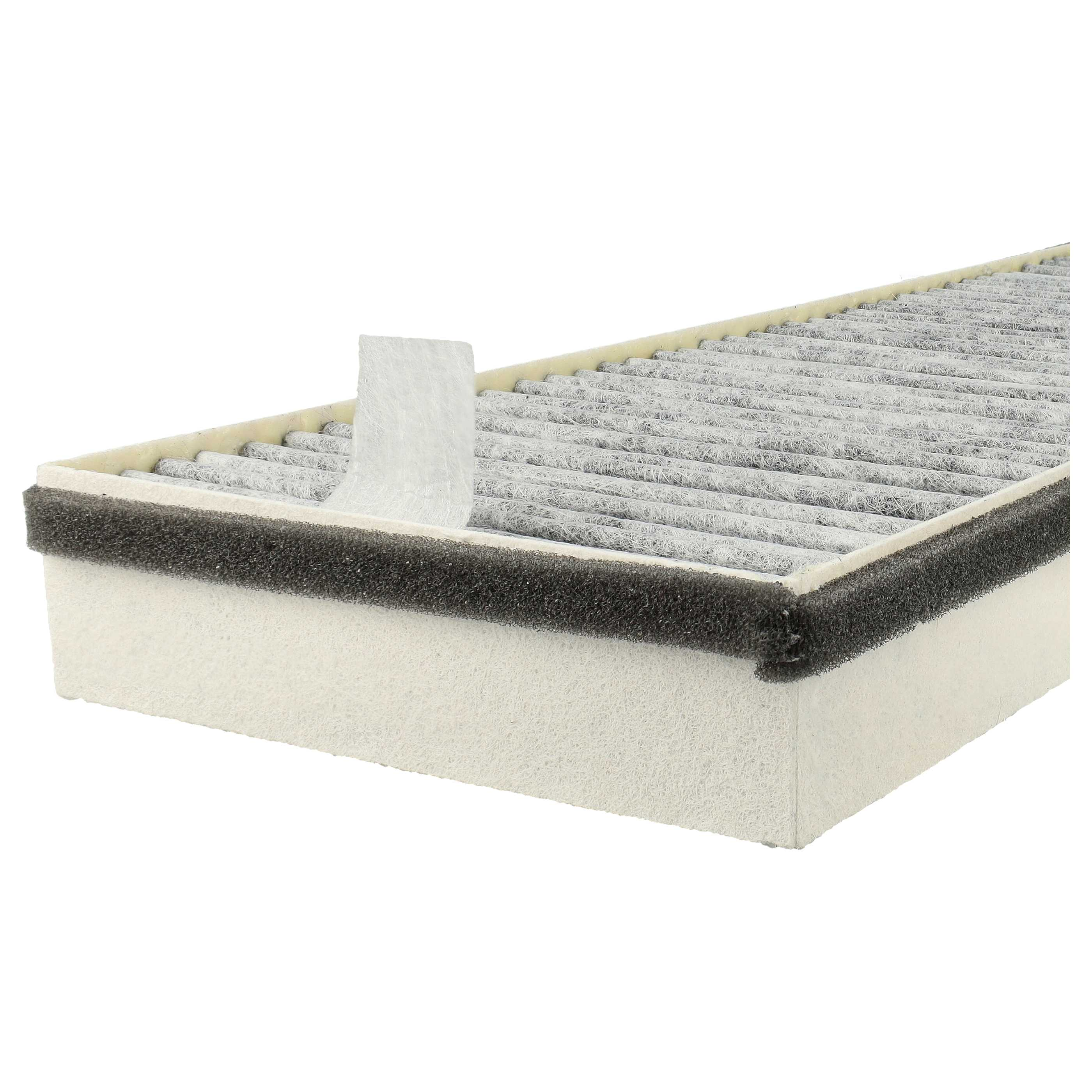 Ein rechteckiger Luftfilter mit grauem Filtermaterial. Er hat einen schwarzen Schaumstoffrand und einen weißen Hintergrund.