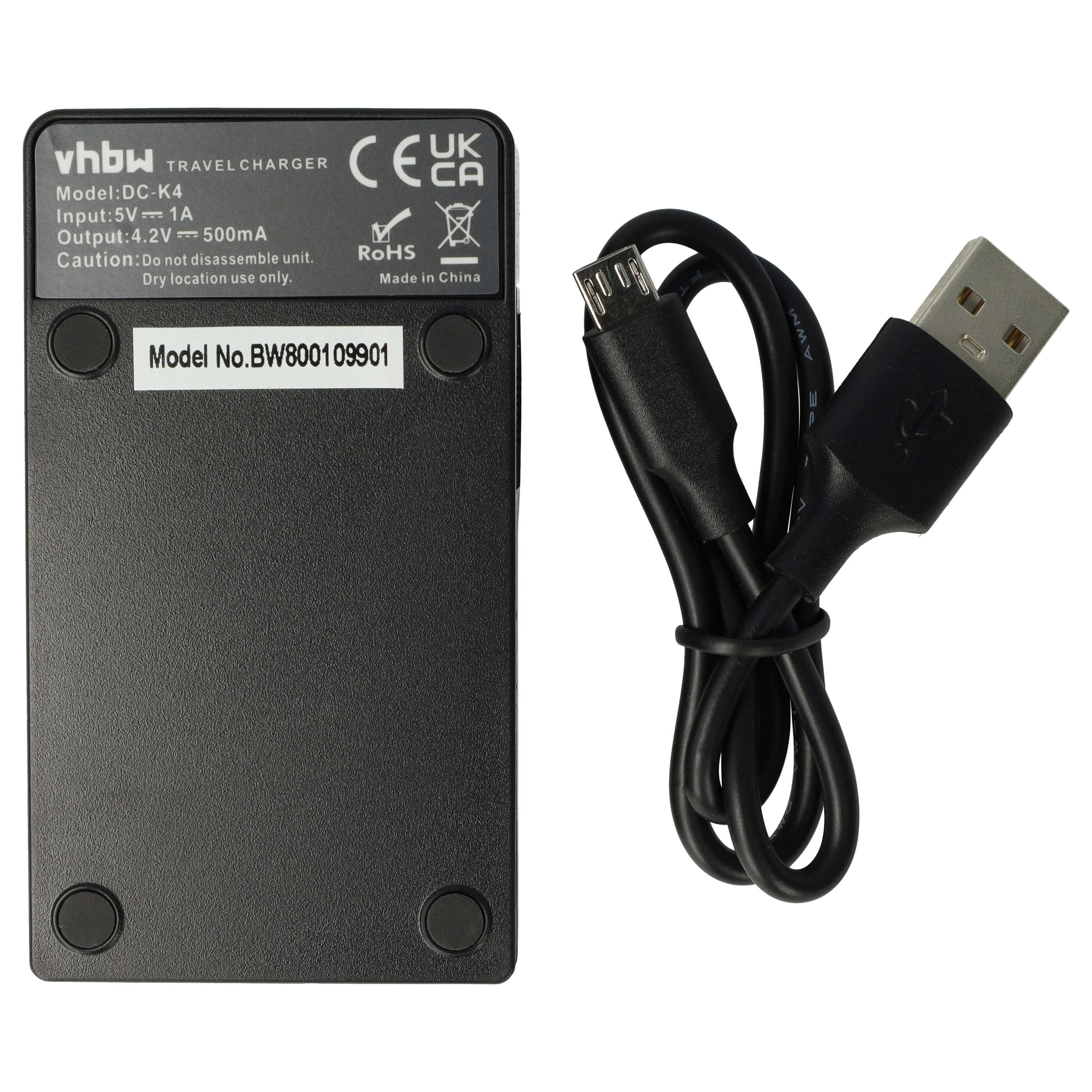 Schwarzes Reiseladegerät mit USB-Kabel. Das Ladegerät hat Etiketten und eine Modellnummer. Das Kabel ist schwarz.
