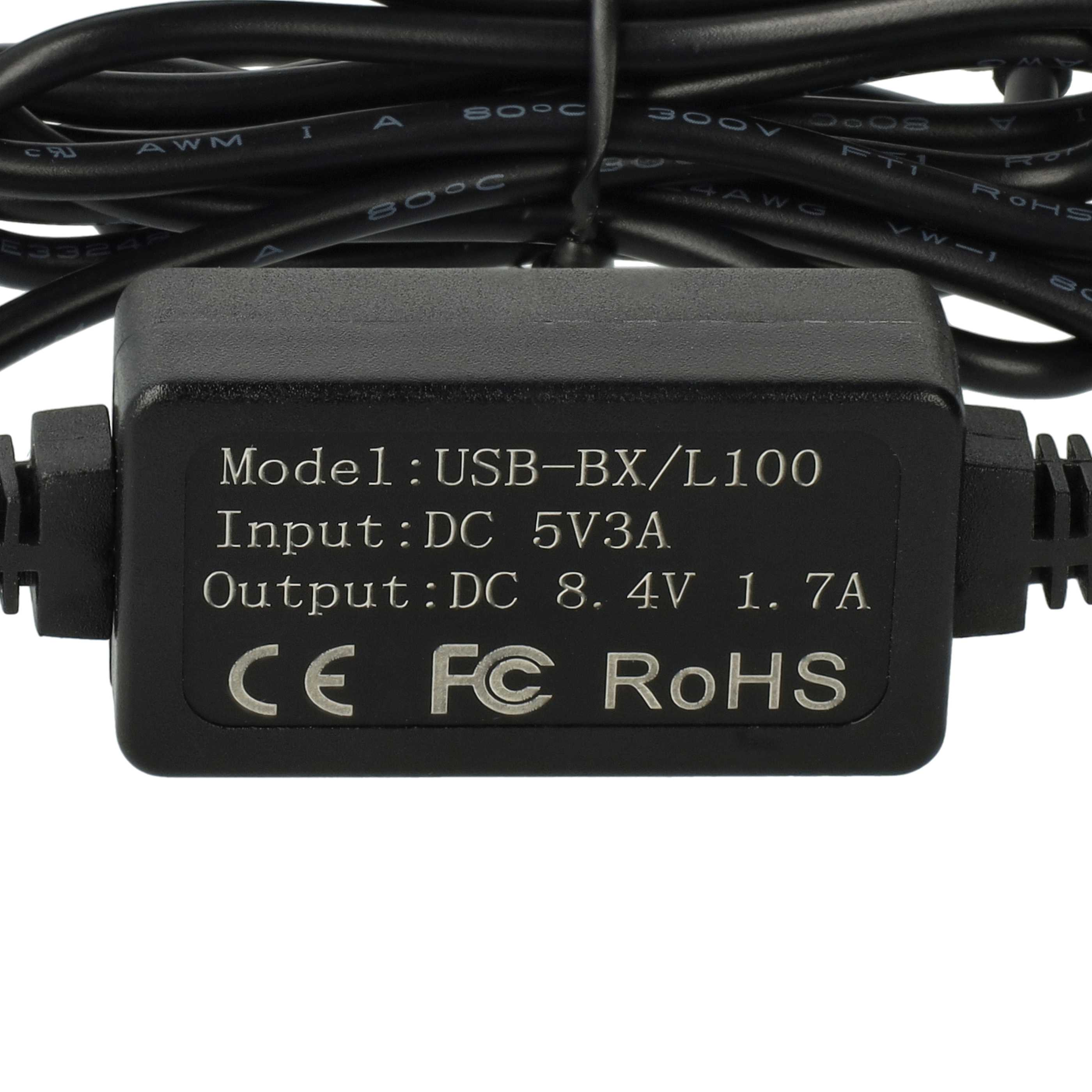 Ein schwarzes Netzteil mit Text. Es enthält Modell- und Eingangs-/Ausgangsdetails mit CE-, FC- und RoHS-Symbolen. Schwarzes Kabel im Hintergrund.