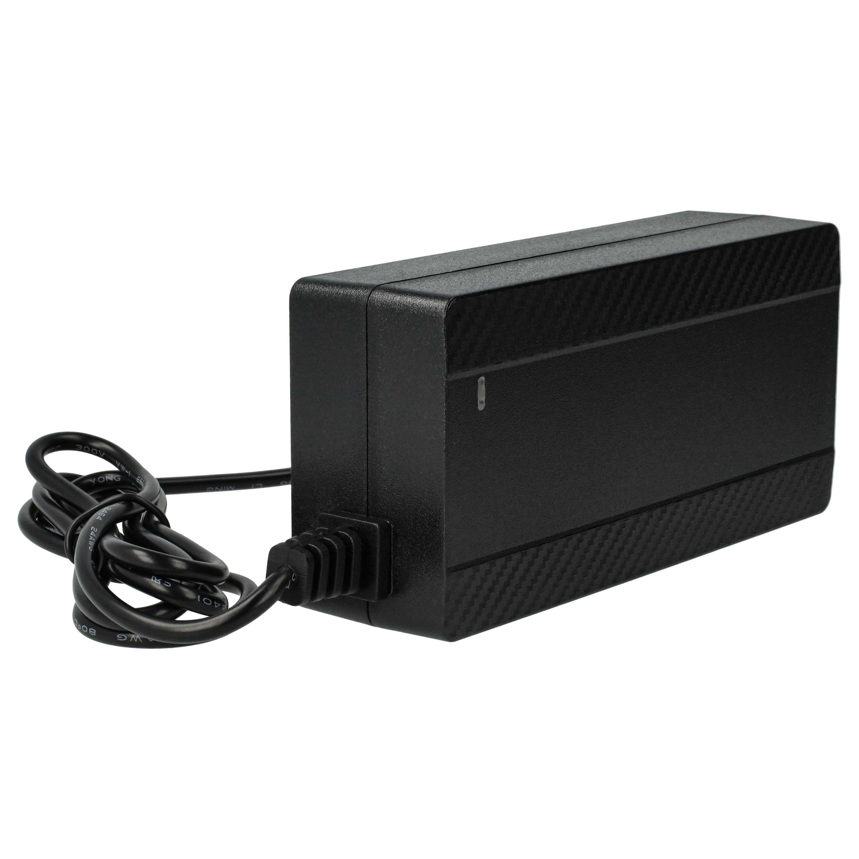 Ein schwarzes Netzteil mit einem schwarzen Kabel liegt auf einer weißen Oberfläche. Der Adapter ist rechteckig.