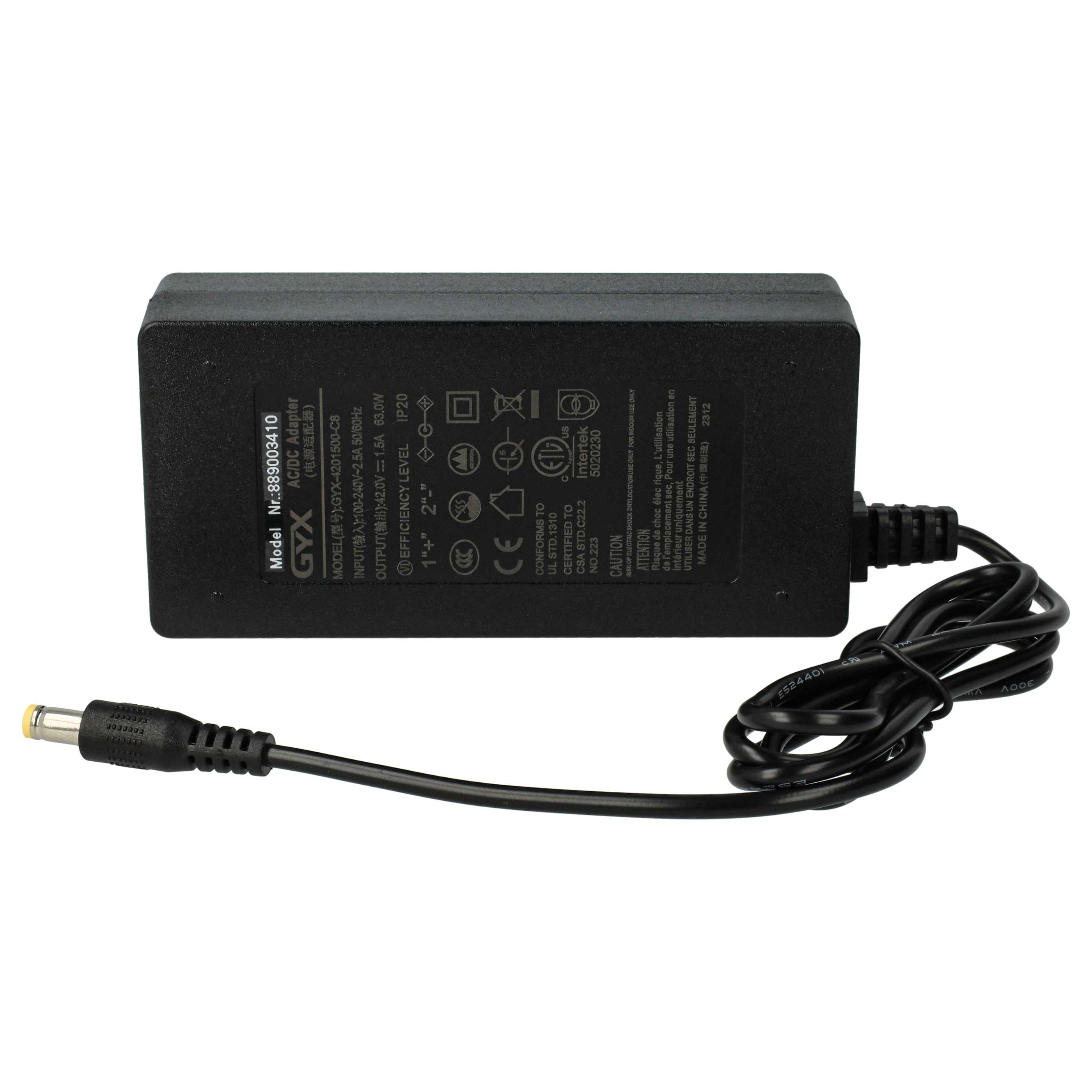 Schwarzer AC/DC-Adapter mit Text und Symbolen. Er hat ein schwarzes Kabel, das in einem DC-Stecker endet, auf weißem Hintergrund.